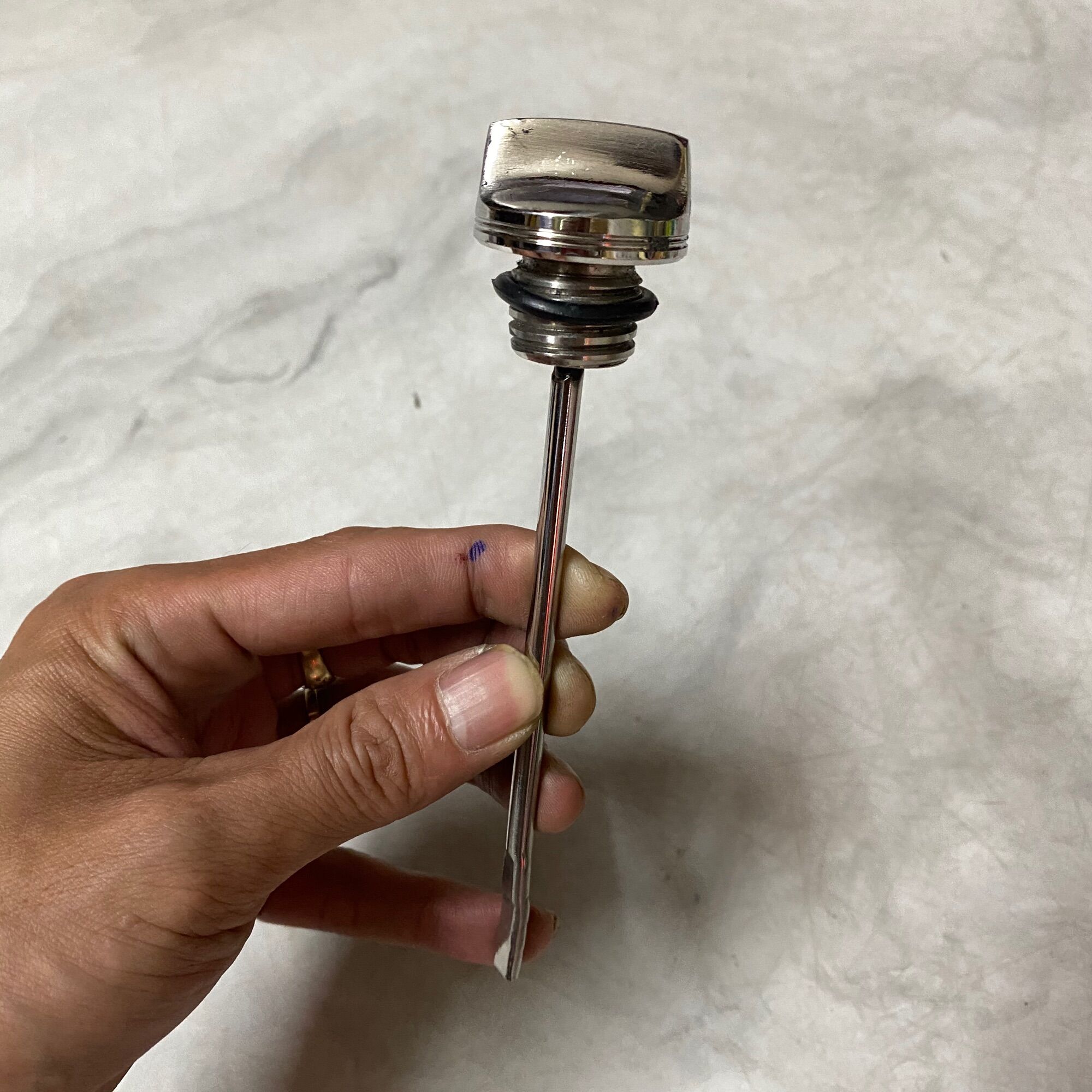 Ty thăm nhớt inox nguyên khối gắn xe máy