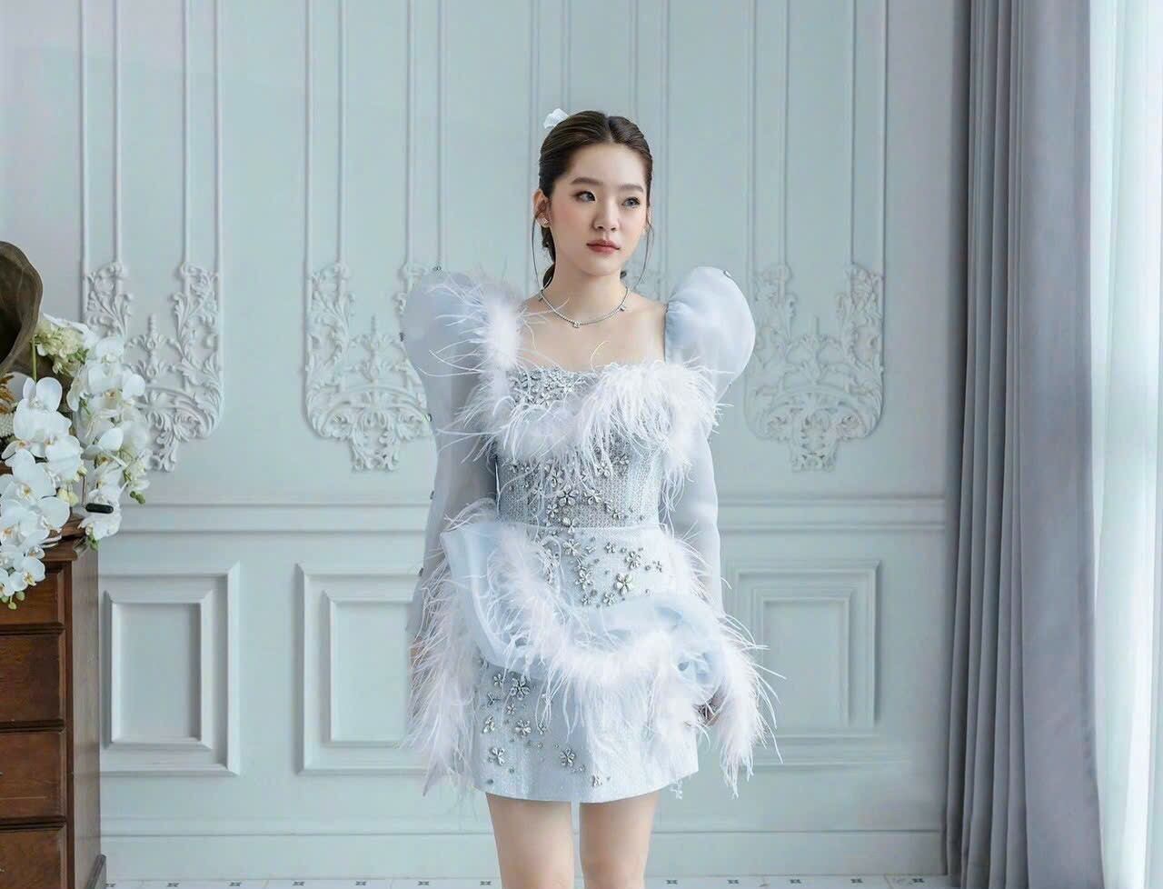 ĐẦM TAY PHỒNG LÔNG VŨ ĐÍNH ĐÁ