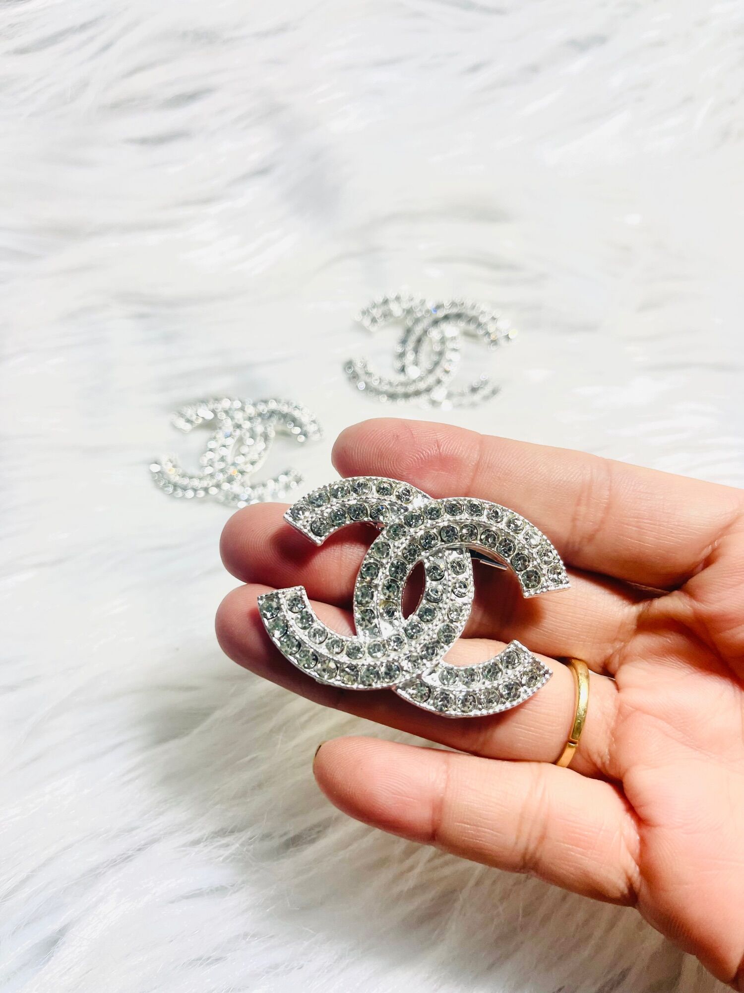 Cài áo logo đinh đá. kt 3x5cm