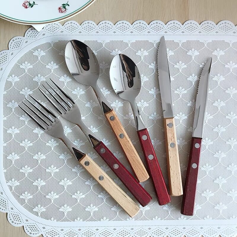Set dao, thìa, nĩa cán gỗ phong cách Hàn Quốc.