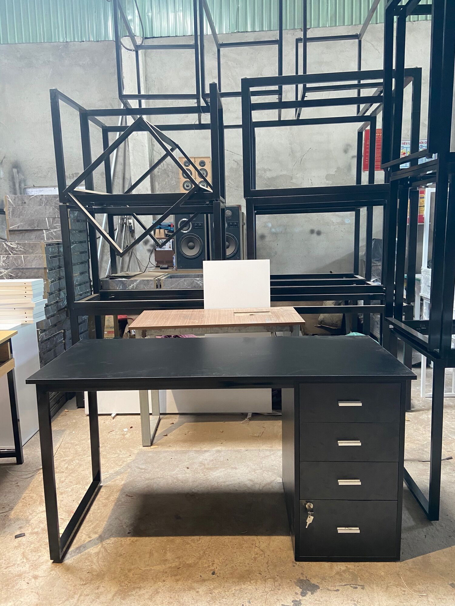 Bàn làm việc tủ khung sắt đen 1m4