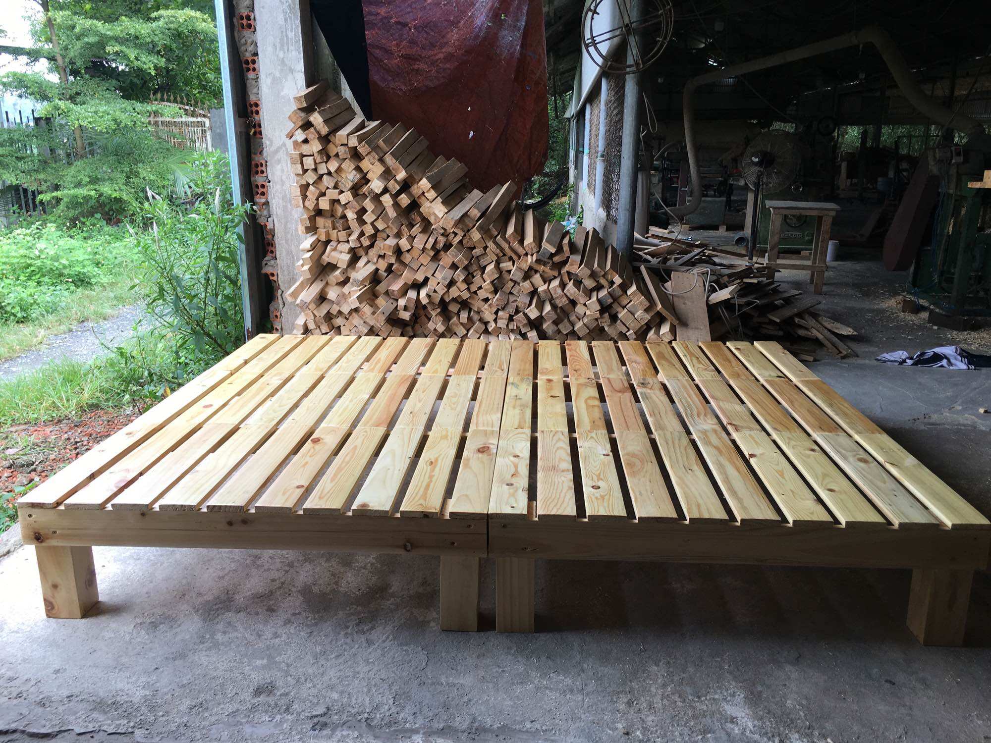 Giường Pallet gỗ thông chân cao 30cm