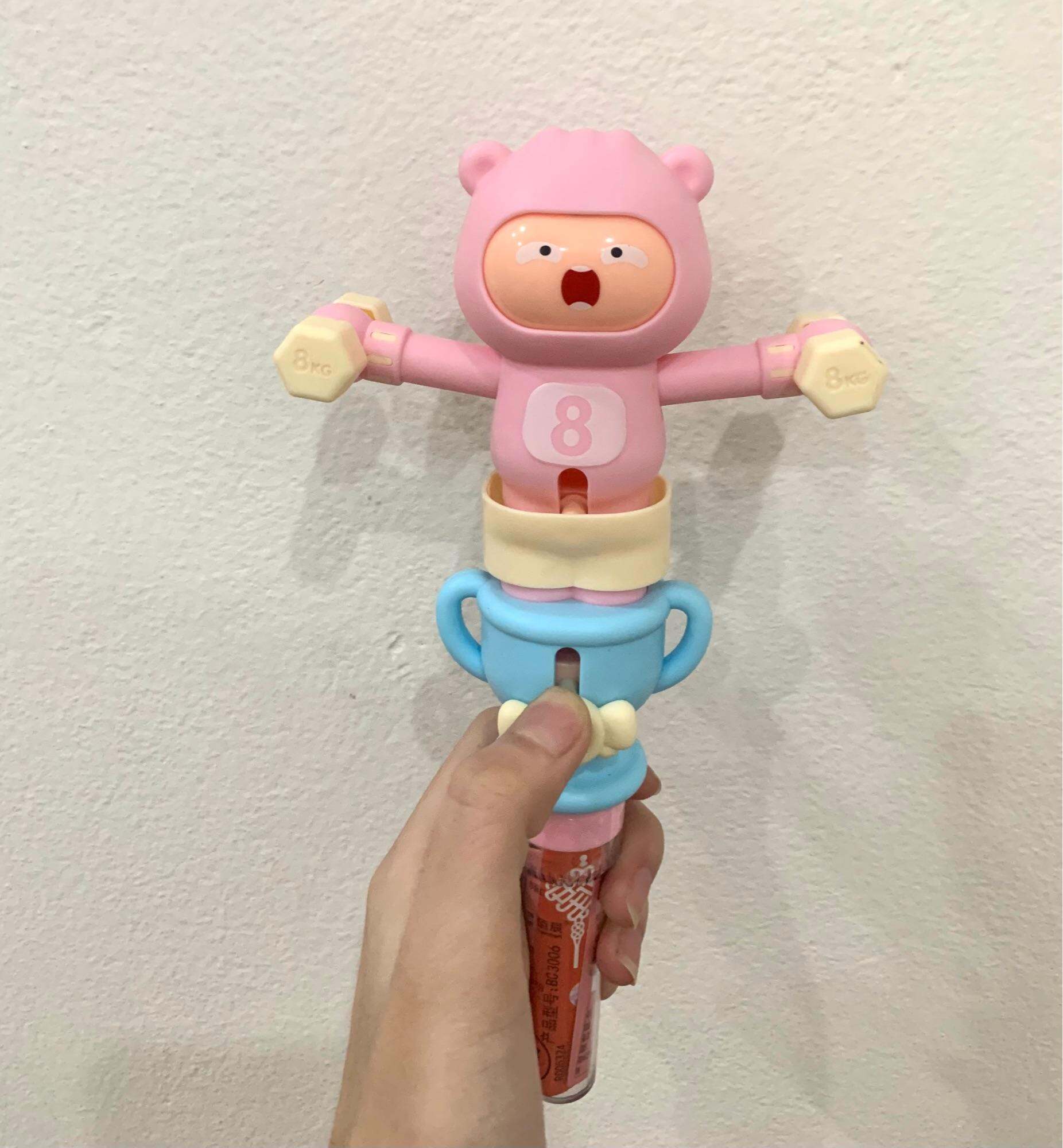 kẹo đồ chơi con khỉ nâng tạ đổi mặt có kẹo dành cho bé yêu