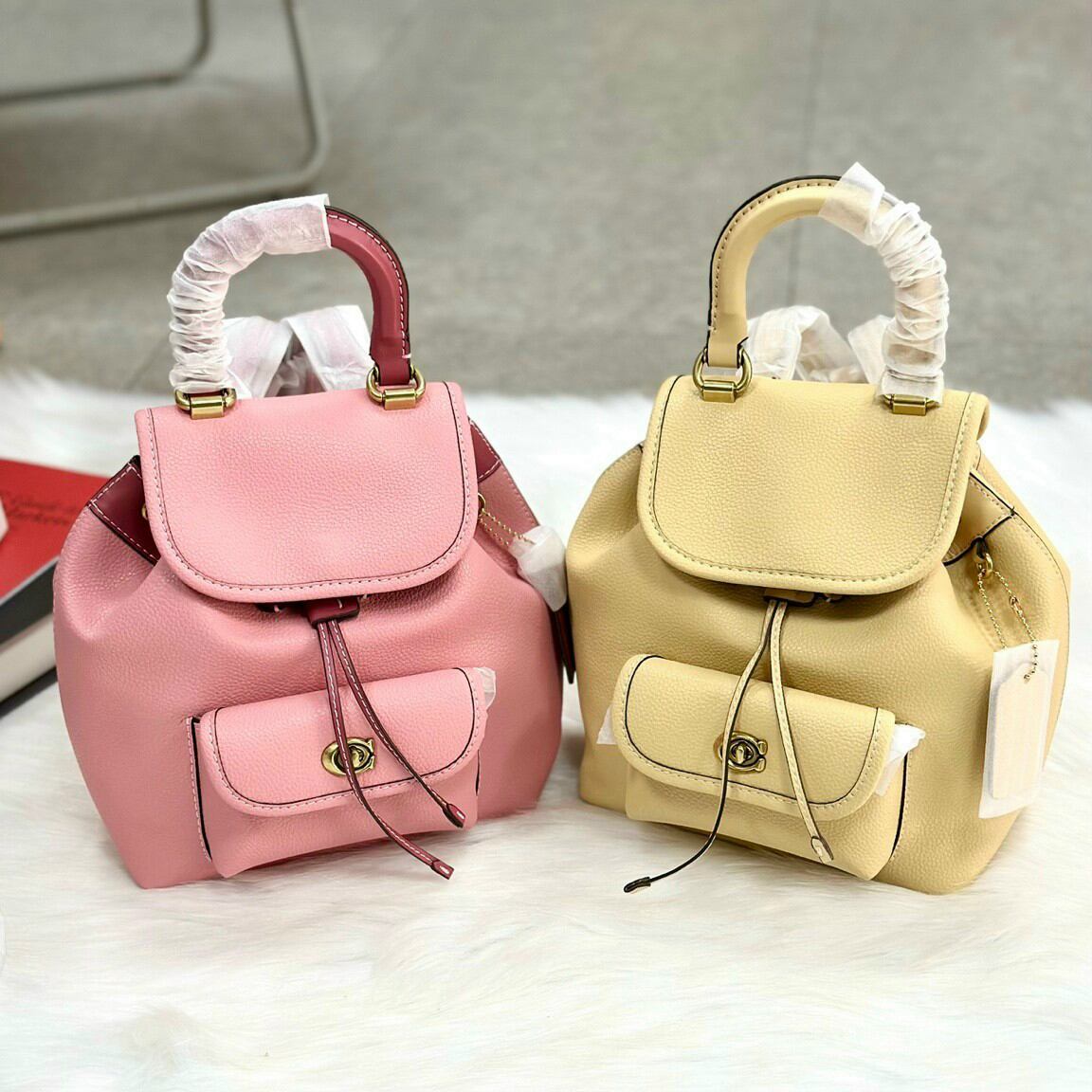 Ba lô
C.oach Riya Backpack màu mới siêu xinh