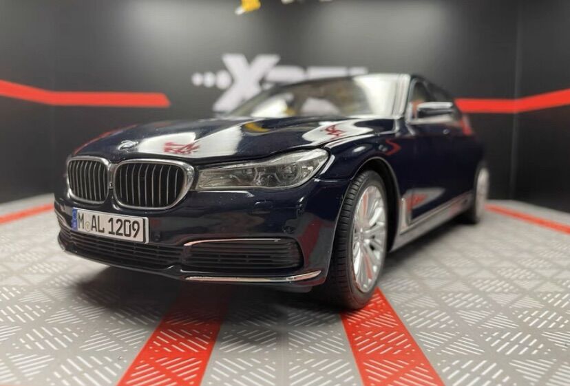 Mô hình xe BMW 750i tỉ lệ 1:18