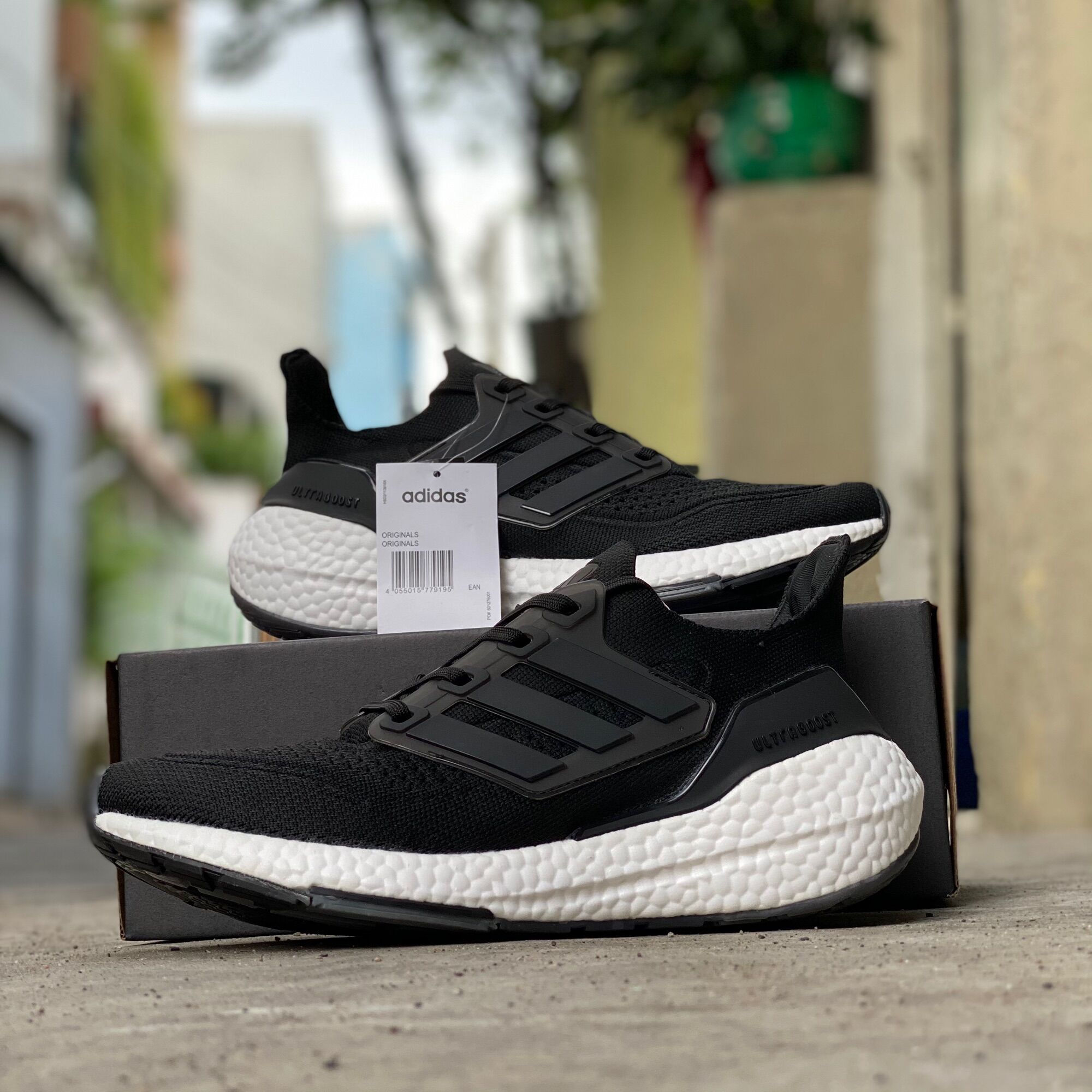 Giày ultraboost 2021 đen đế trắng nam