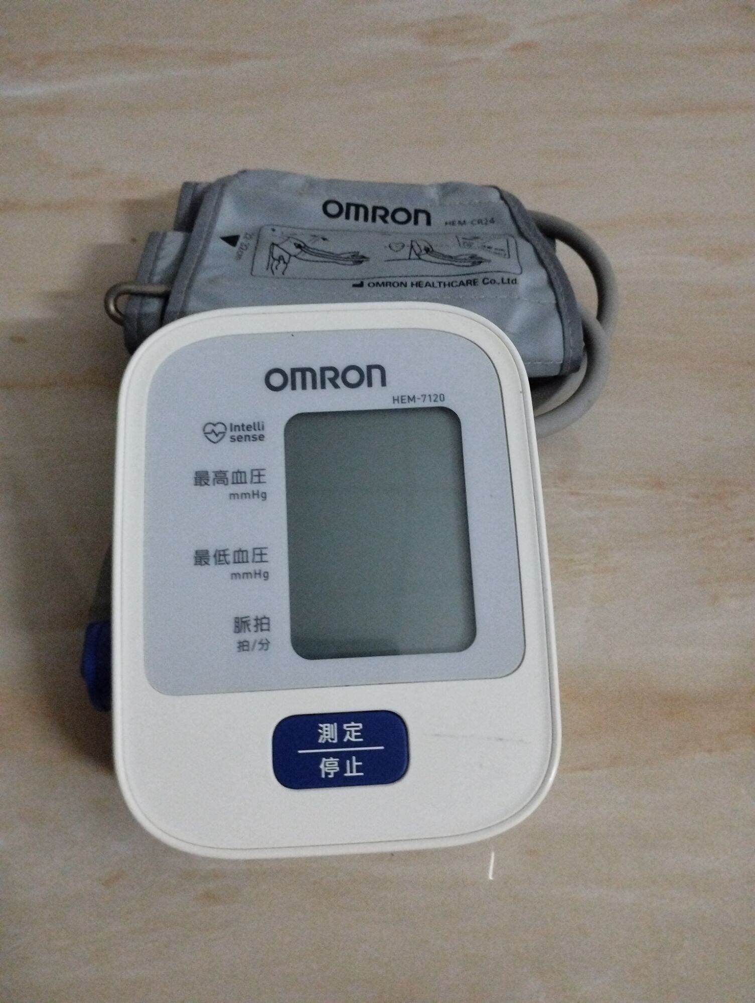 Máy đo huyết áp OMRON HEM-7120 hàng nội địa Nhật, sử dụng pin loại AA 1,5v