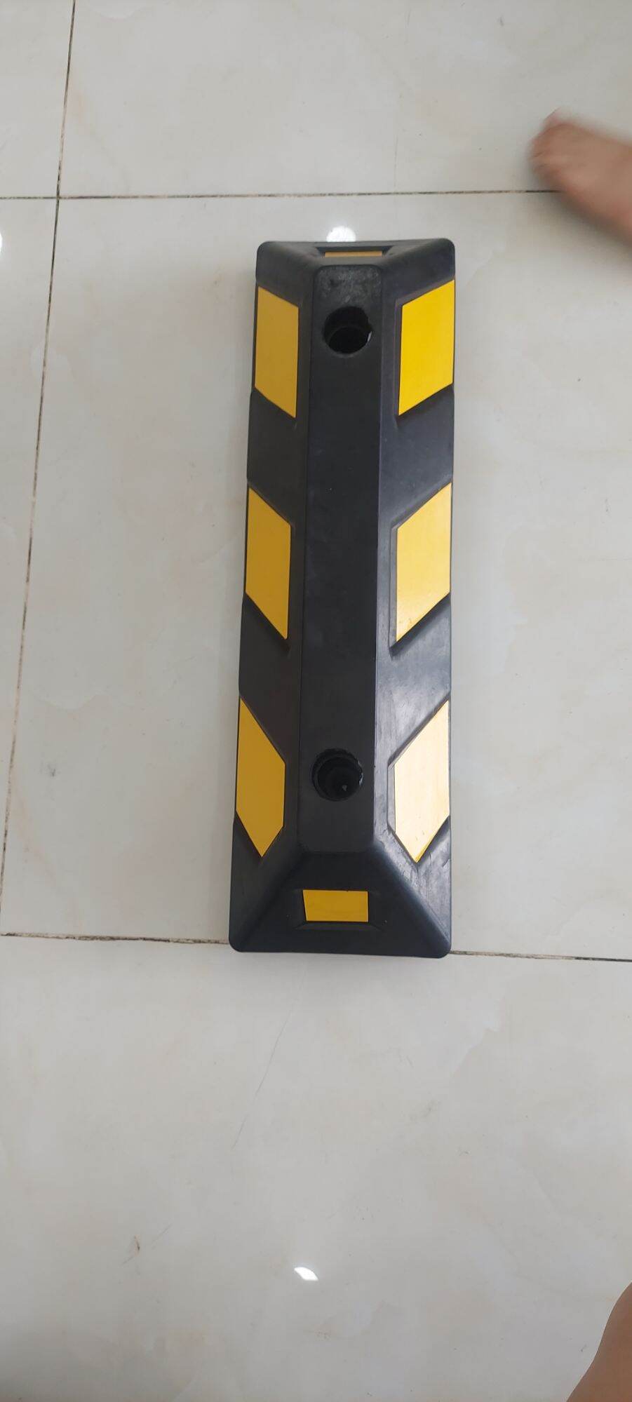 Chặn bánh xe ô tô cao su ( 100x 150x 550mm) cao cấp