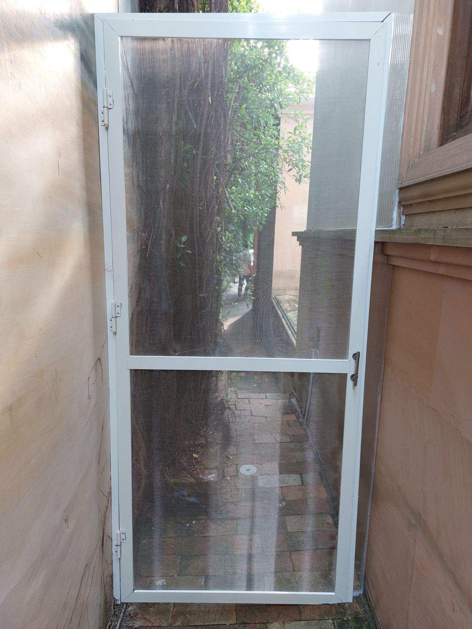 Cửa mở vào 1 cánh lưới inox 304 ngăn mèo ngăn chuột