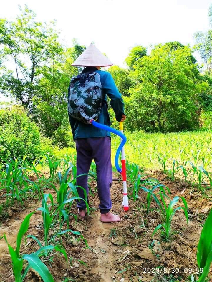 Máy (gậy) bón phân, gieo hạt đeo vai dành cho cây trồng cây ăn quả, ngô, khoai, sắn,