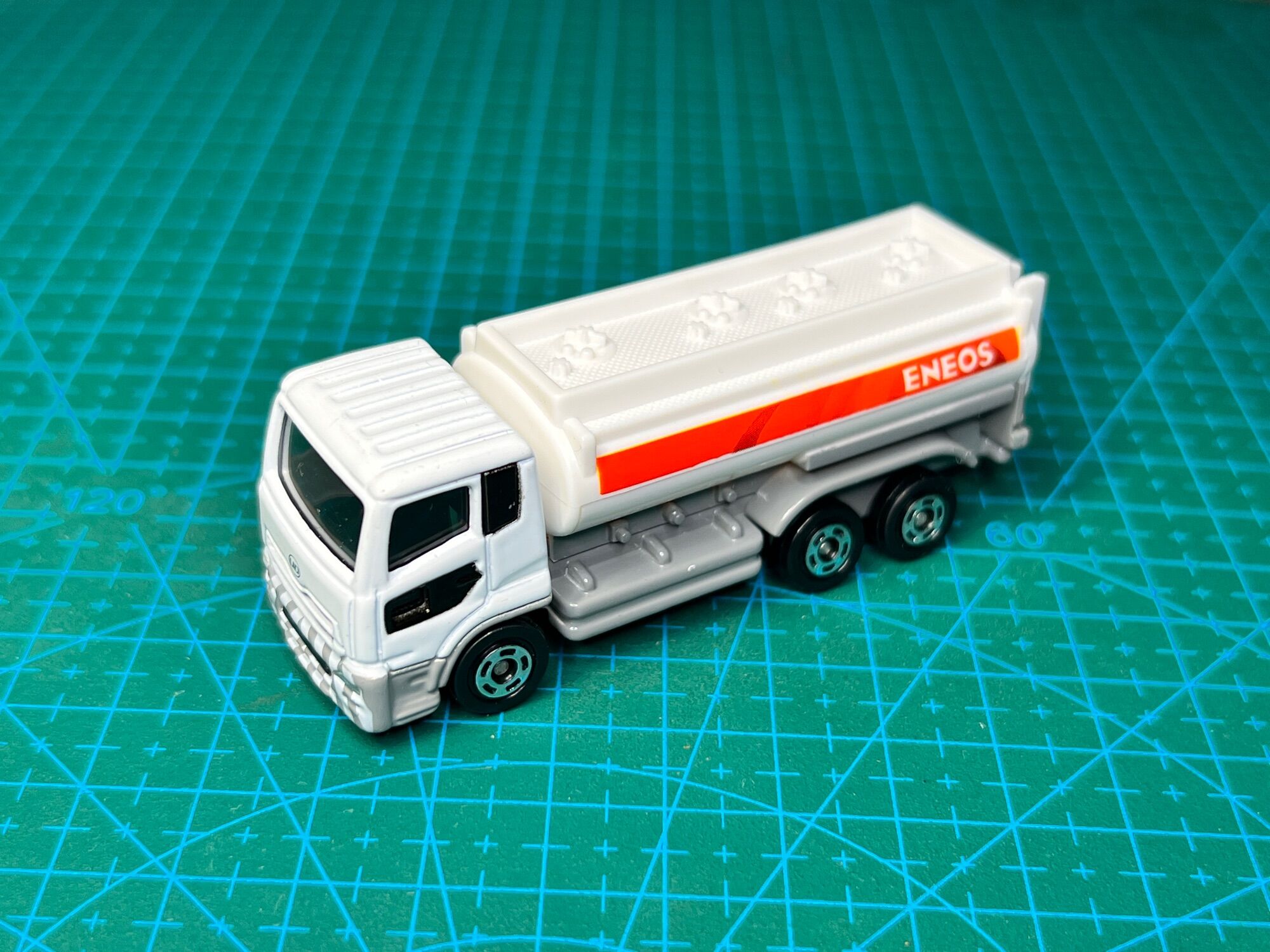 Hobby Store xe mô hình Tomica Nissan Diesel Quon - Xe Bồn Công Trình Trắng