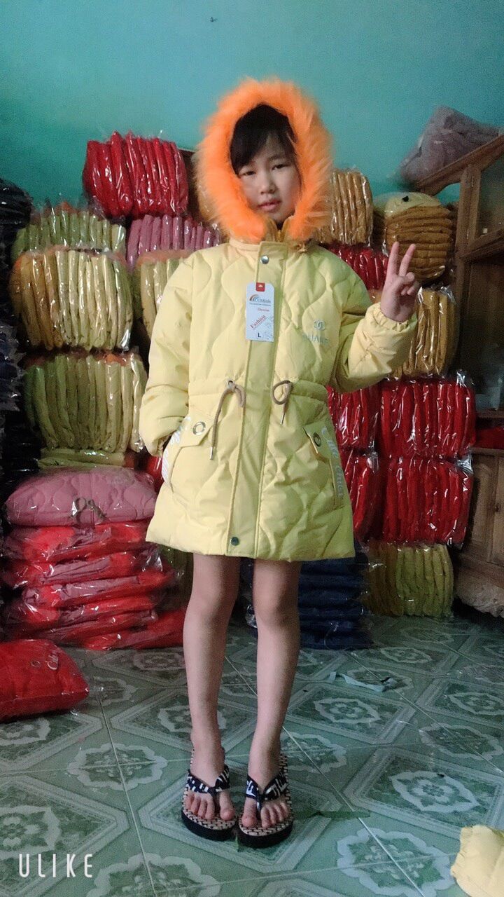 Áo khoác phao dáng dài cho bé gái.