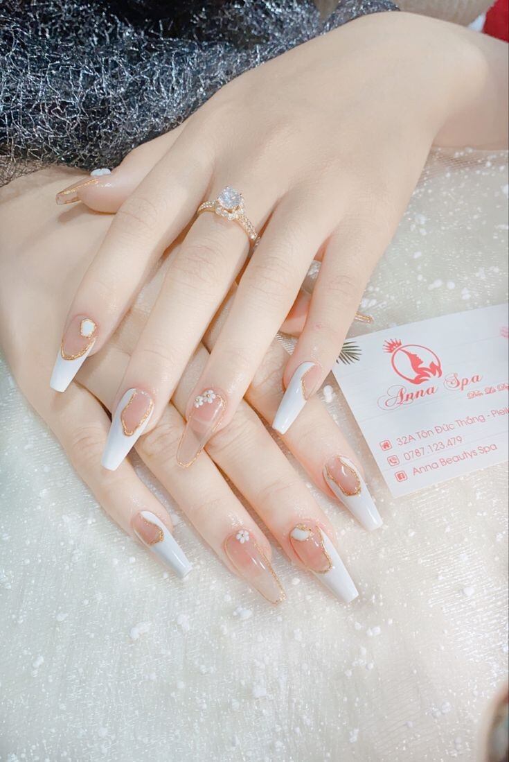 Móng tay giả nail box đính hoa sang trọng