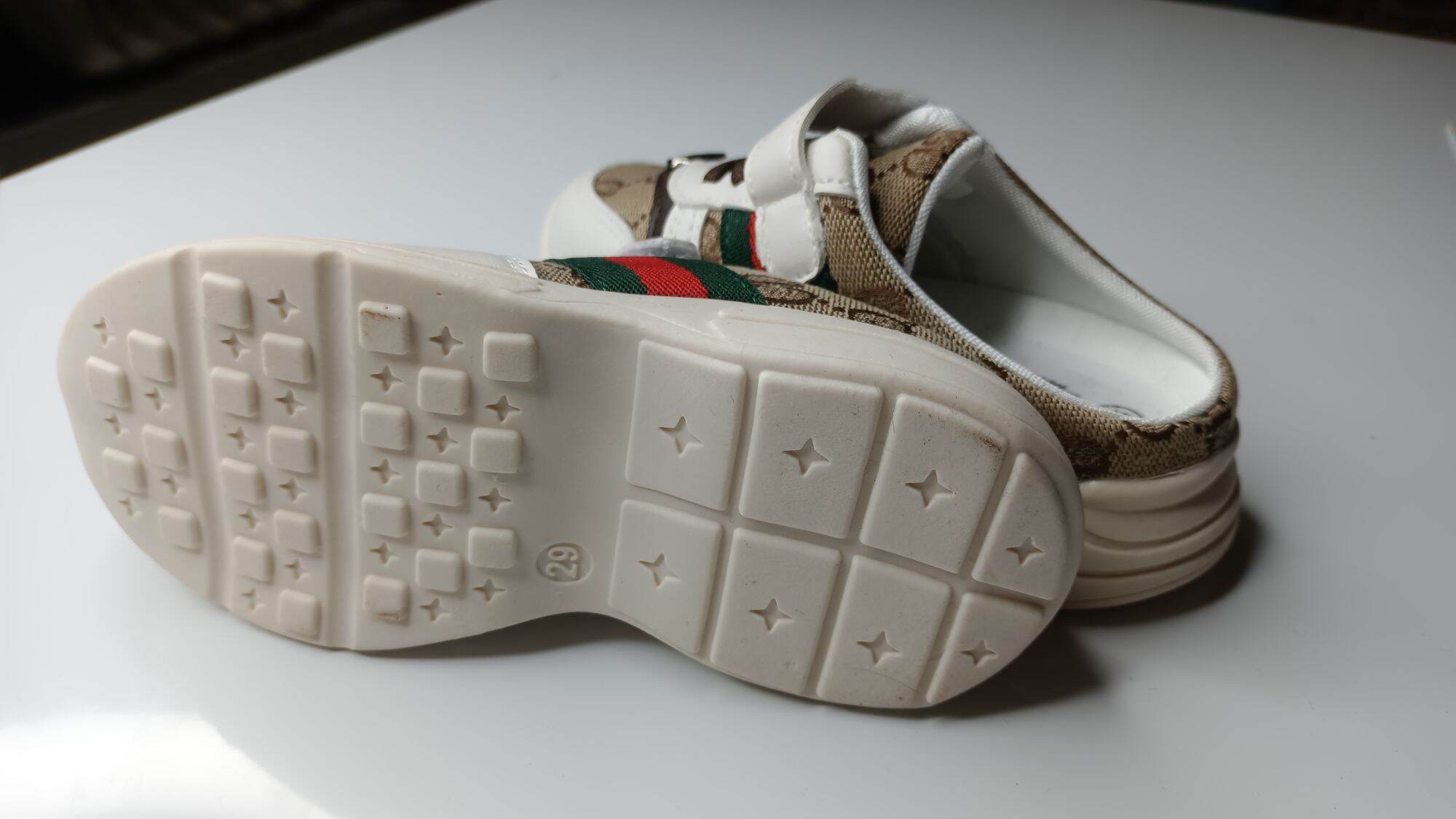 Sục giày Gucci cho bé yêu