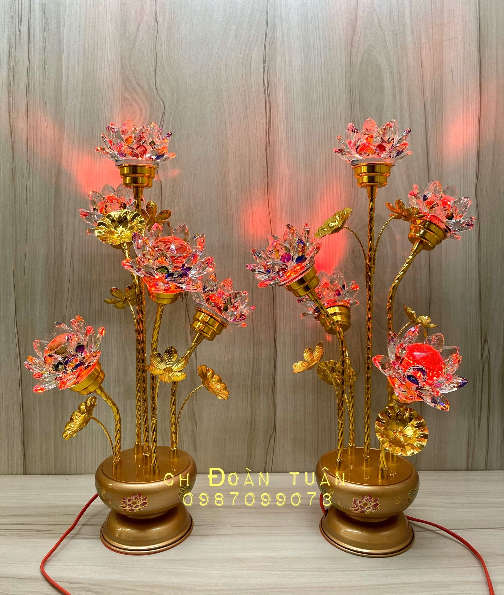 Cặp đèn bàn thờ bình bông pha lê hoa sen