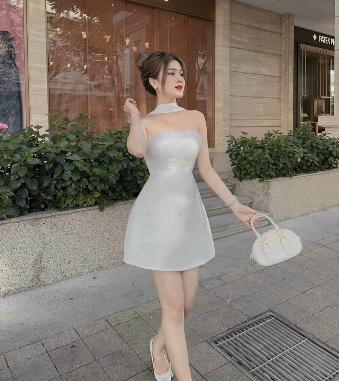 Đầm xoè cúp đính cườm phối lông vũ siêu sang
