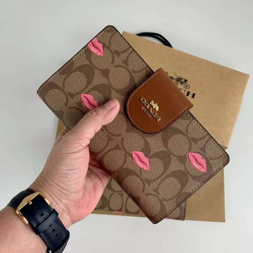 VÍ COACH TECH PHONE WALLET HỌA TIẾT SIÊU ĐẸP