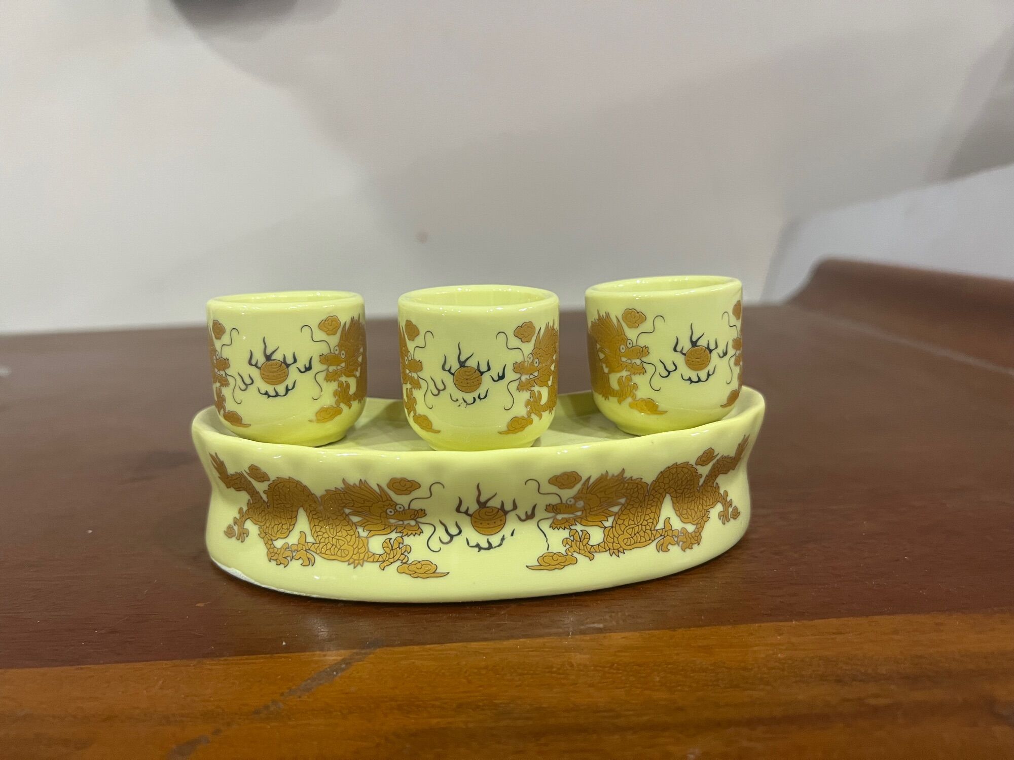 Kỷ cong  5  chén - kỷ cong 3 chén men vàng kim