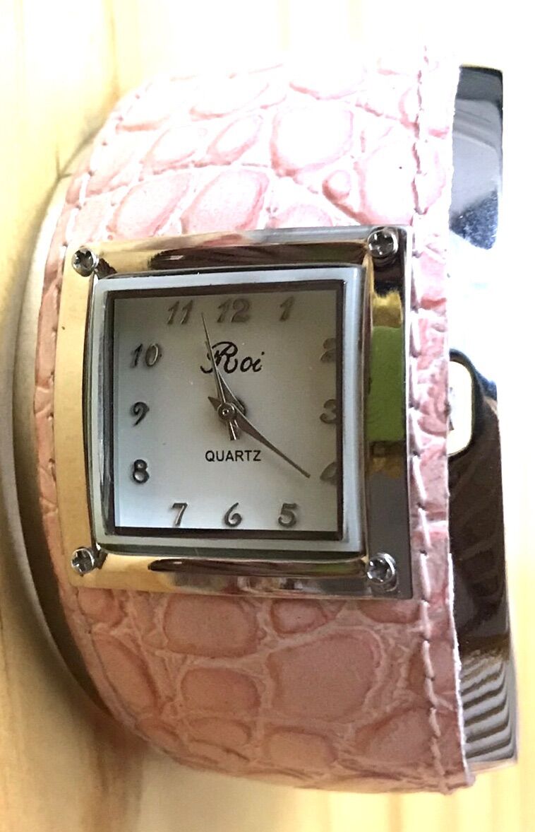 Đồng hồ nữ secondhand nhật 🇯🇵 .máy japan.hiệu roi.size mặt 26*26.size ngang còng 36.dạng còng nữ size lớn 16.mới >95%.độc lạ,cá tính