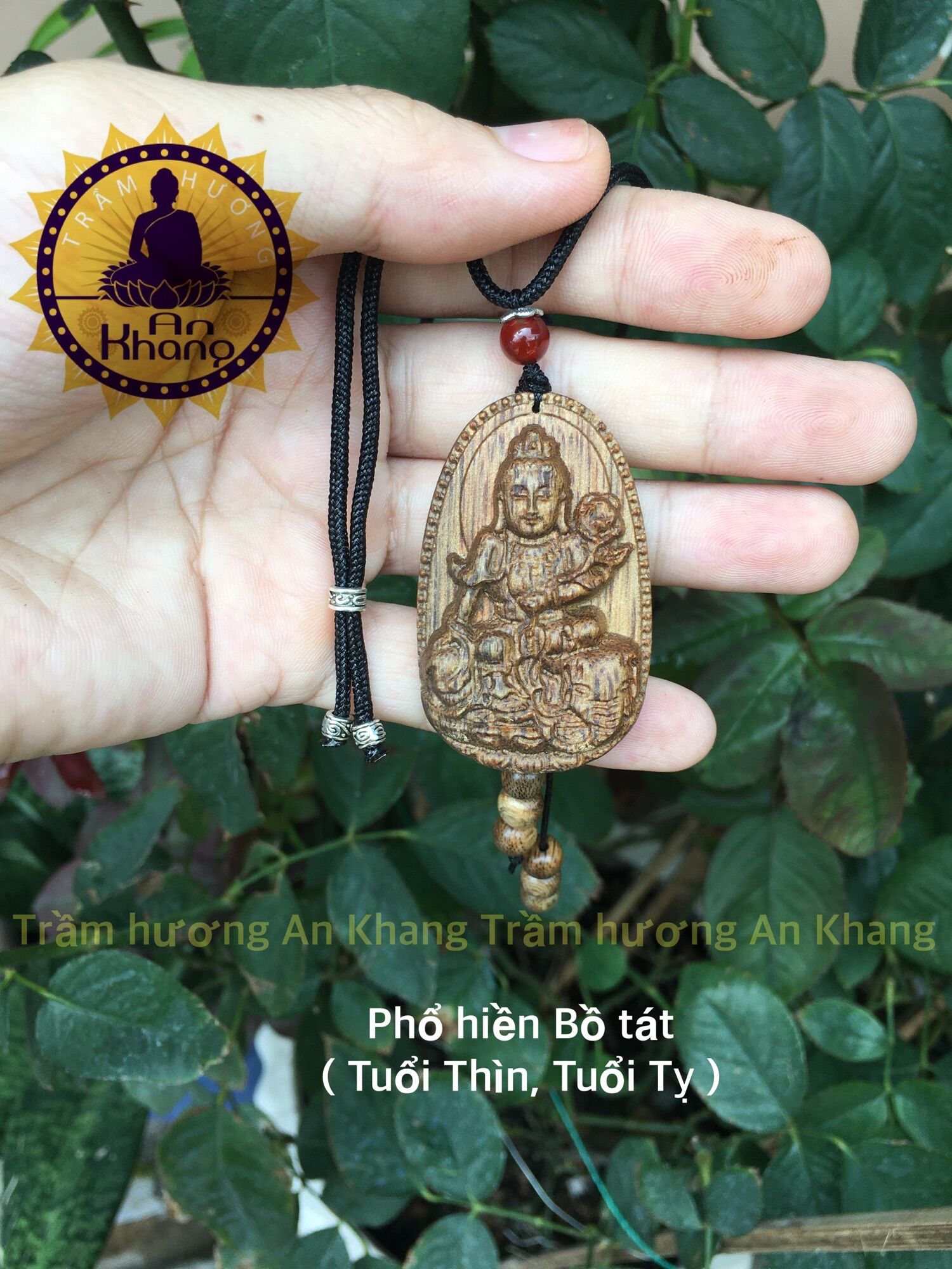 Mặt Phật bản mệnh trầm hương tốc tự nhiên.