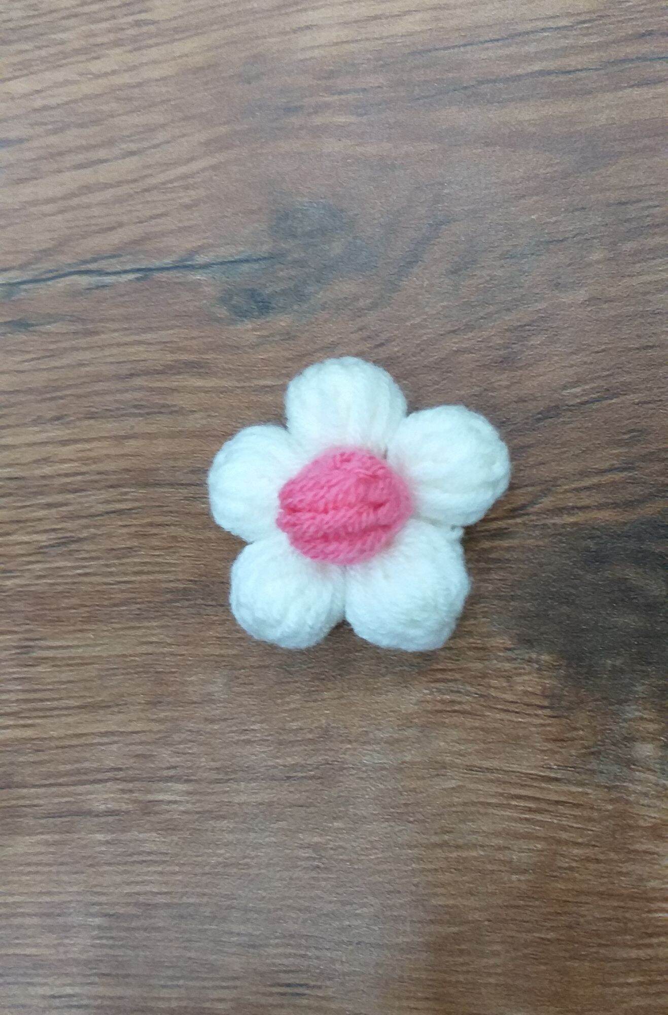 Hoa len móc trang trí lên áo túi balo . size 4cm có pin cài áo