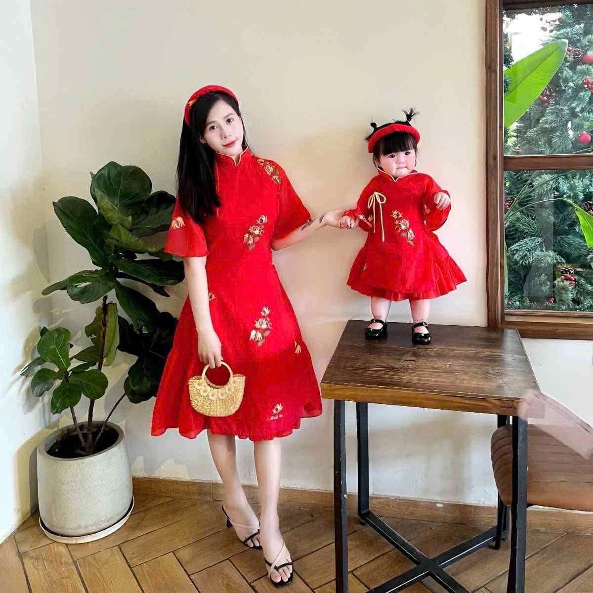 Áo Dài Mẹ Bé Hoa Thêu Đỏ Kèm Mấn Chân Váy Diện Lễ Tết Chụp Hình
