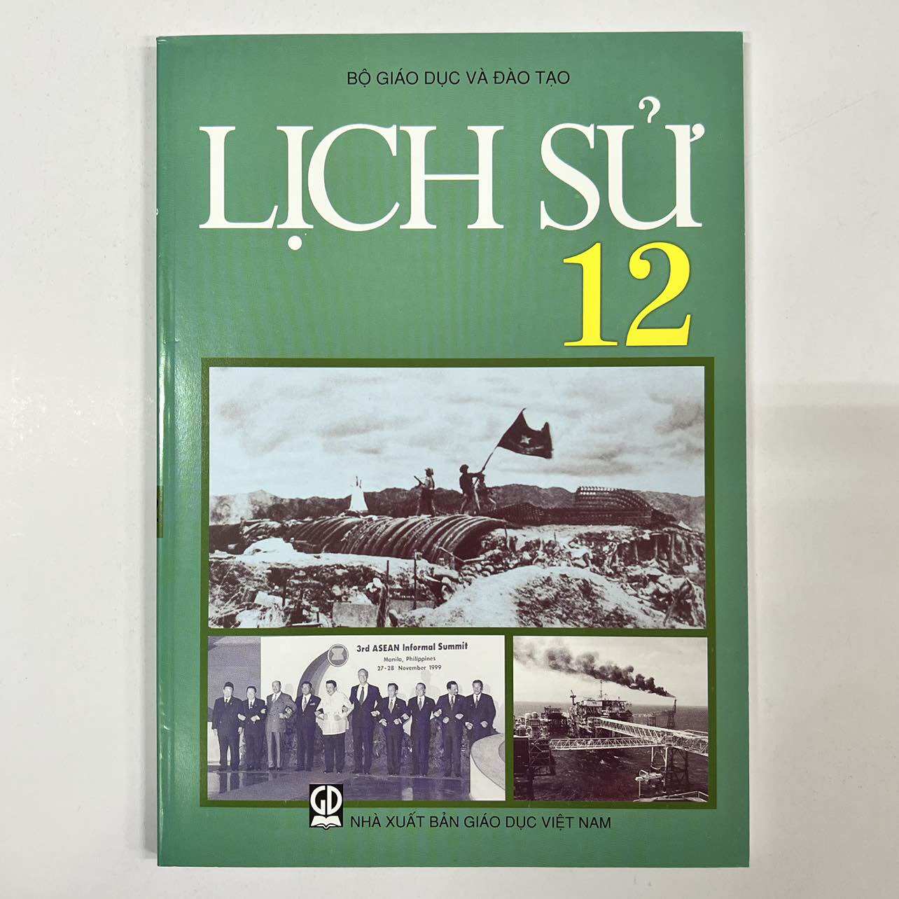 Sách giáo khoa Lịch sử 12.