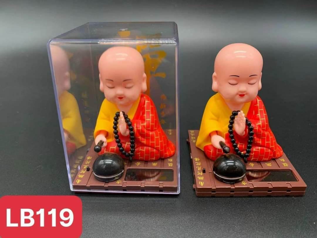 Chú tiểu gõ mõ tụng kinh