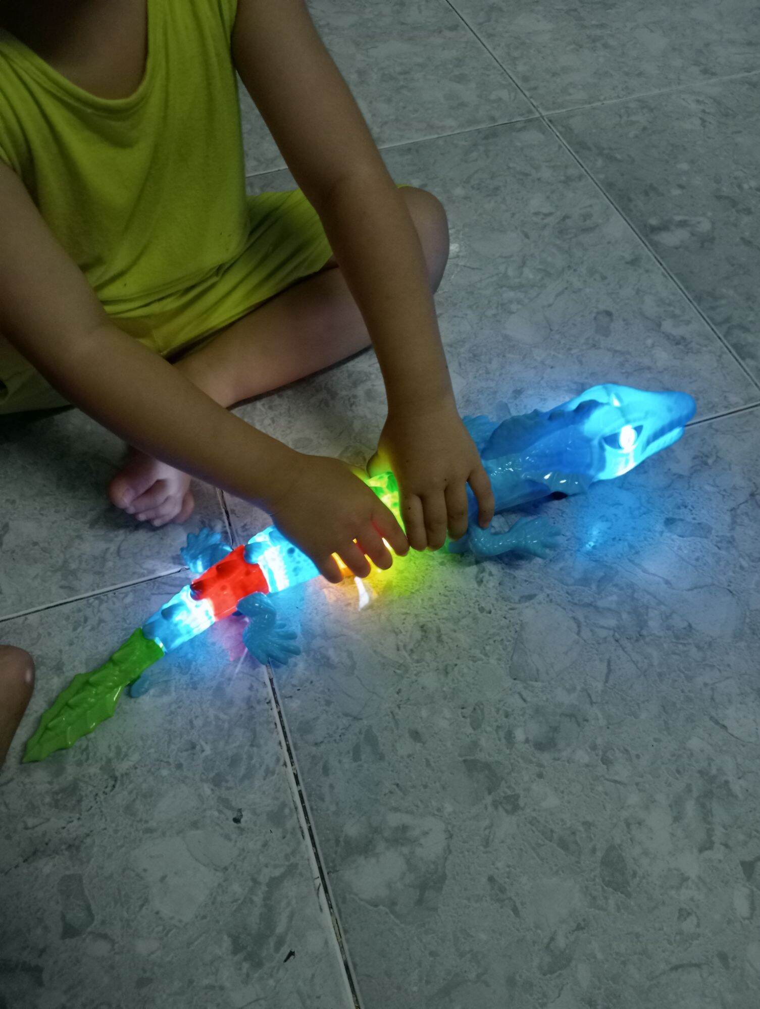 Đồ chơi con thằn lằn biết bò có nhạc và đèn