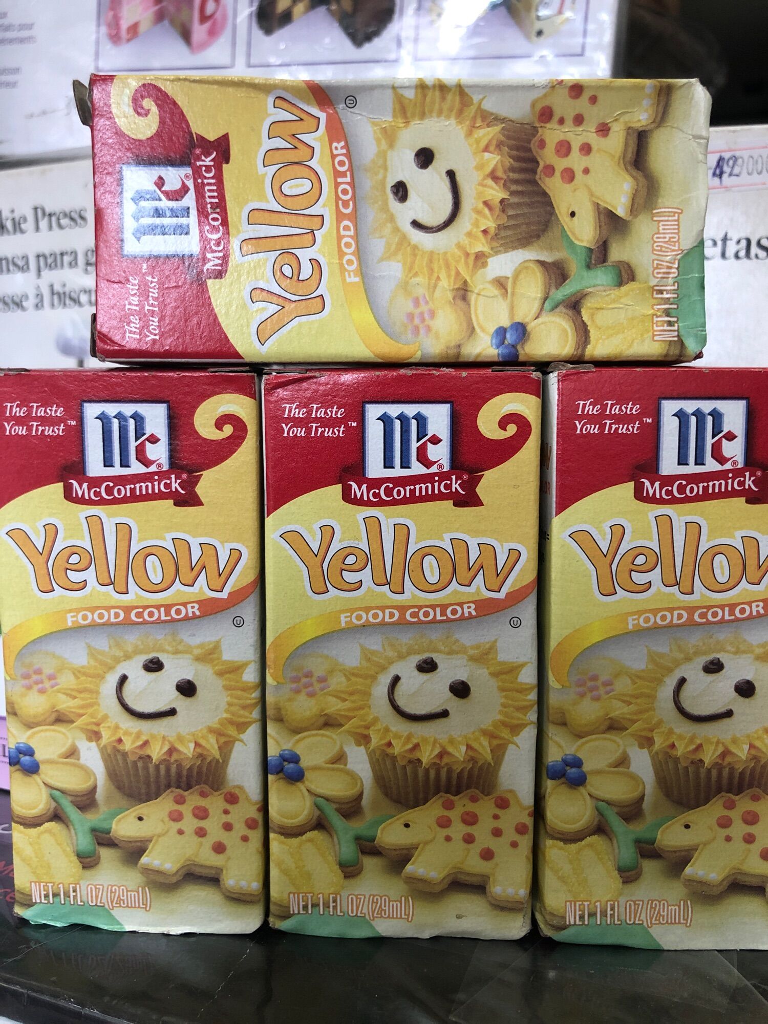 Màu vàng thực phẩm McCormick 29ml yellow icing color