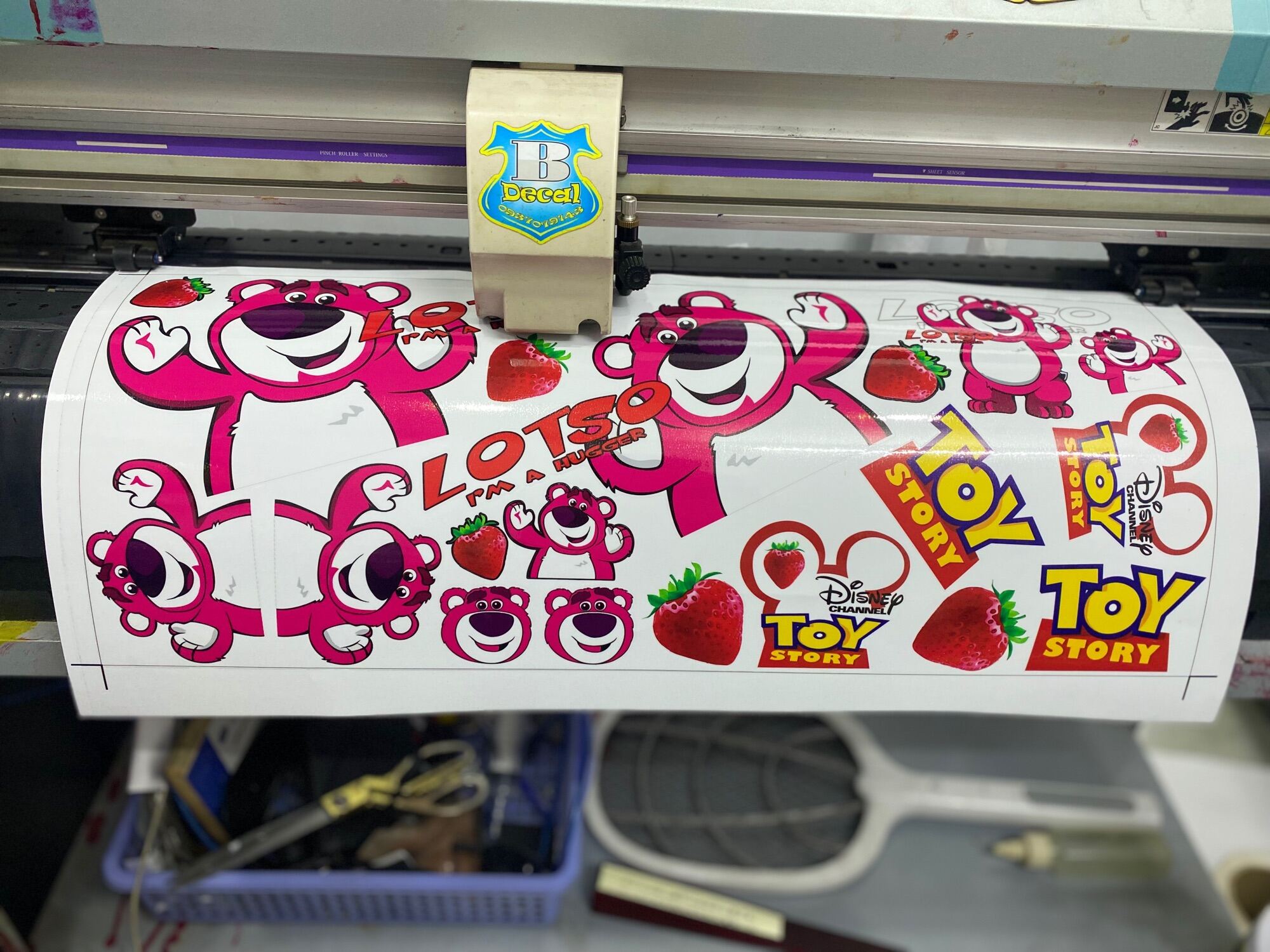 nguyên set tem GẤU DÂU dán trang trí xe máy điện thoại lap top.... Tem chống nước không bay màu.