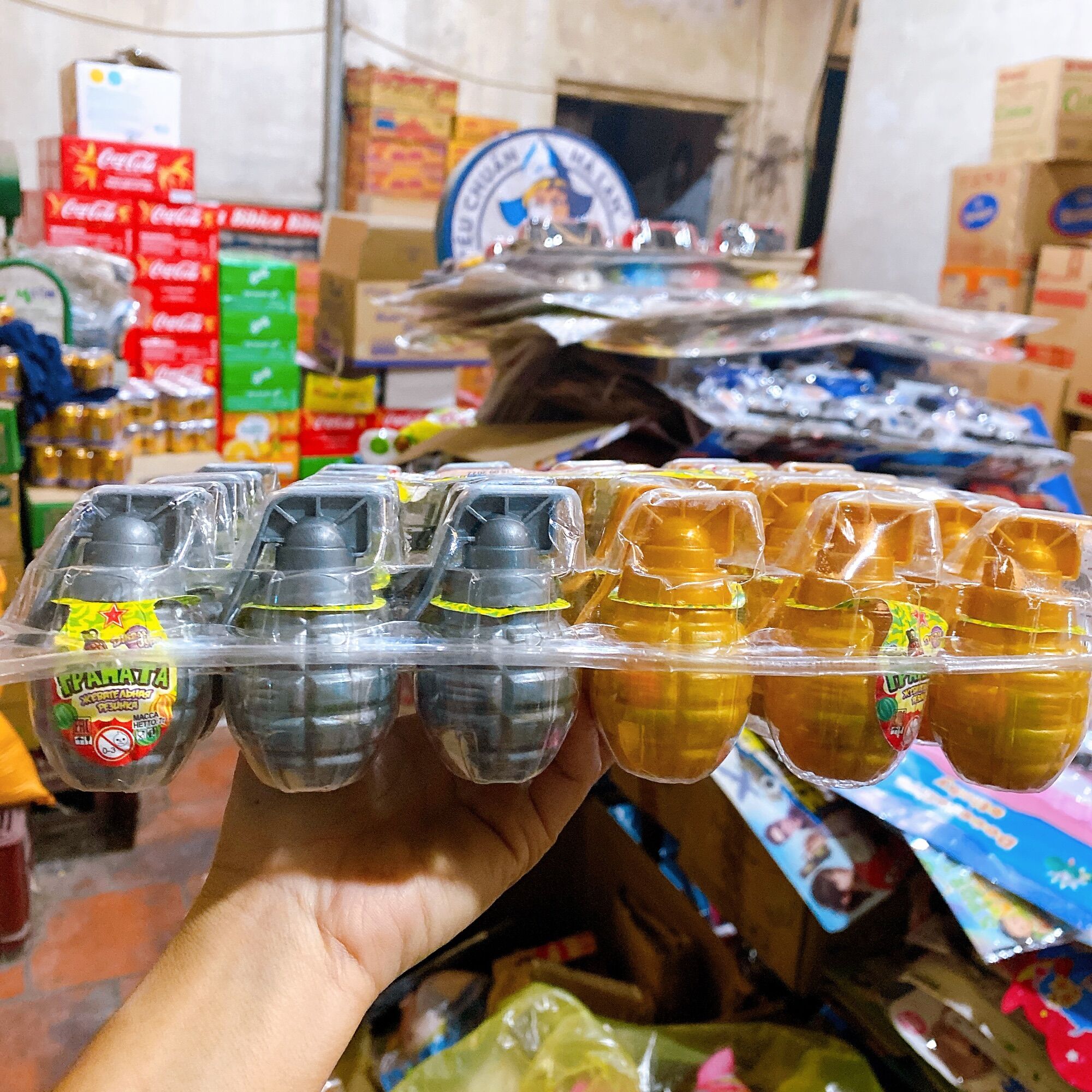 Khay 30 lọ kẹo C trái cây kèm đồ chơi