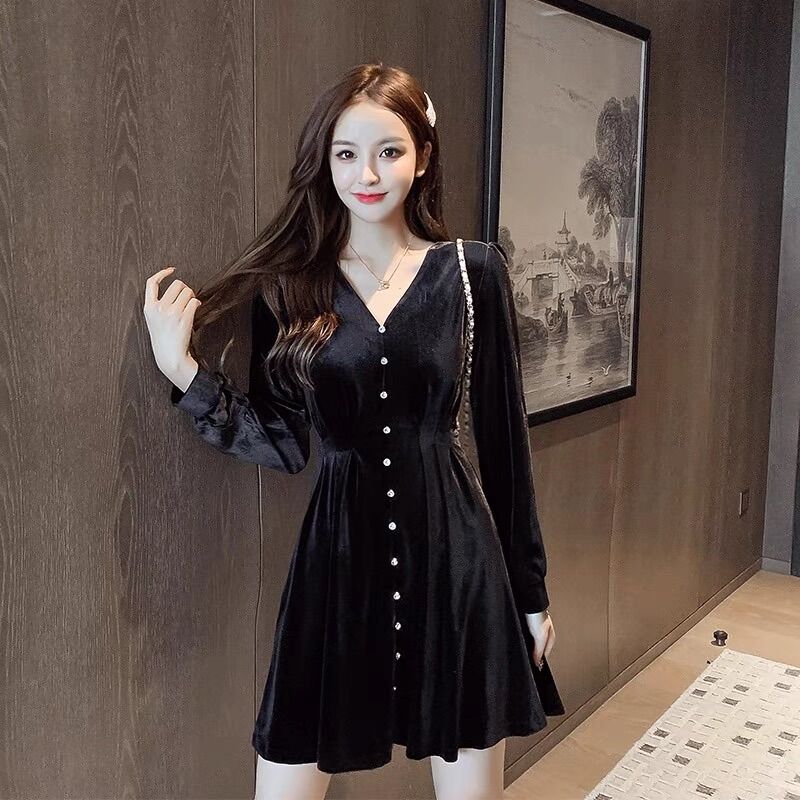 Đầm nhung đen khuy đá mặc tôn da trắng ngần