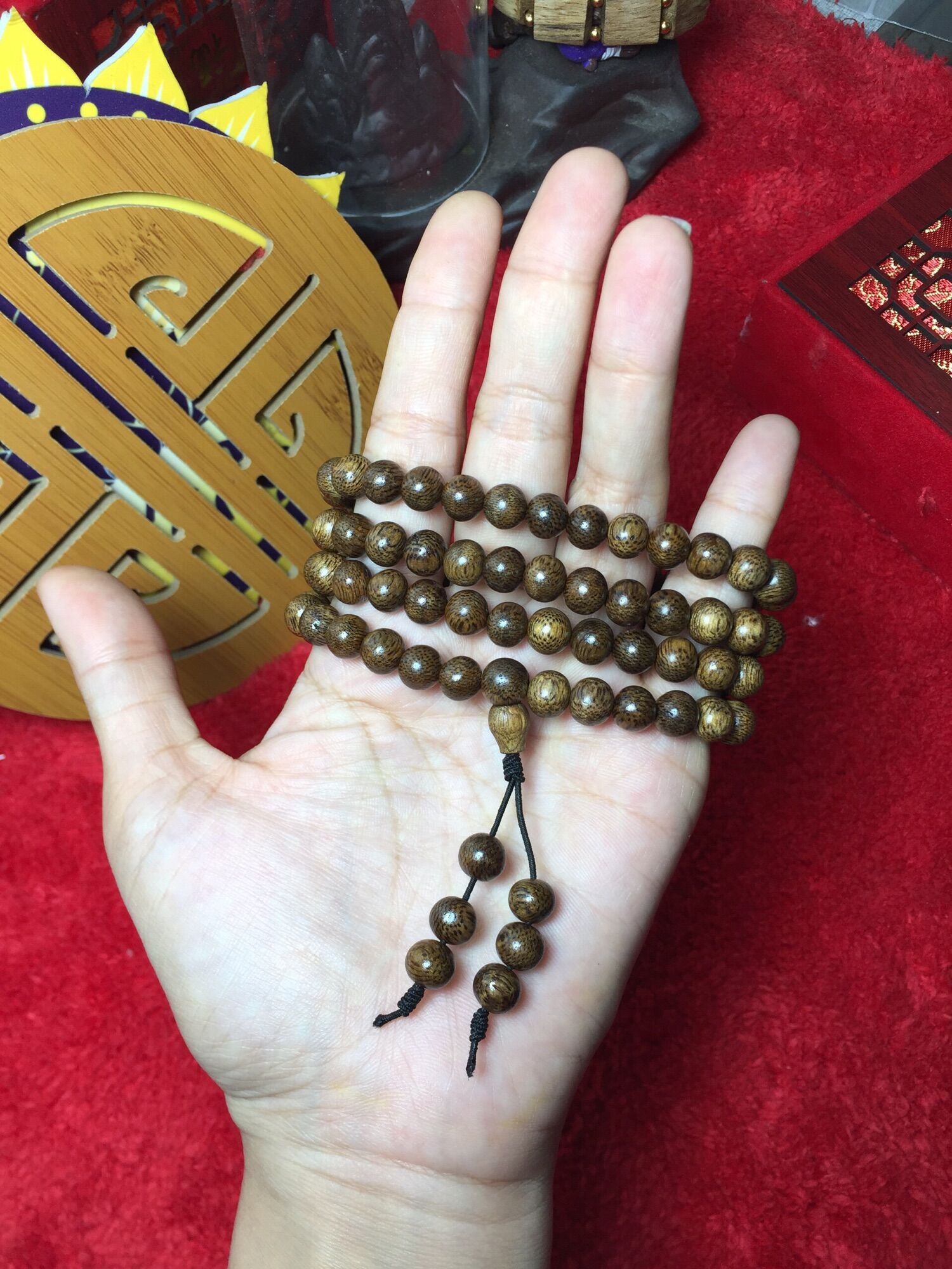 Chuỗi 108 hạt trầm hương tốc tự nhiên.