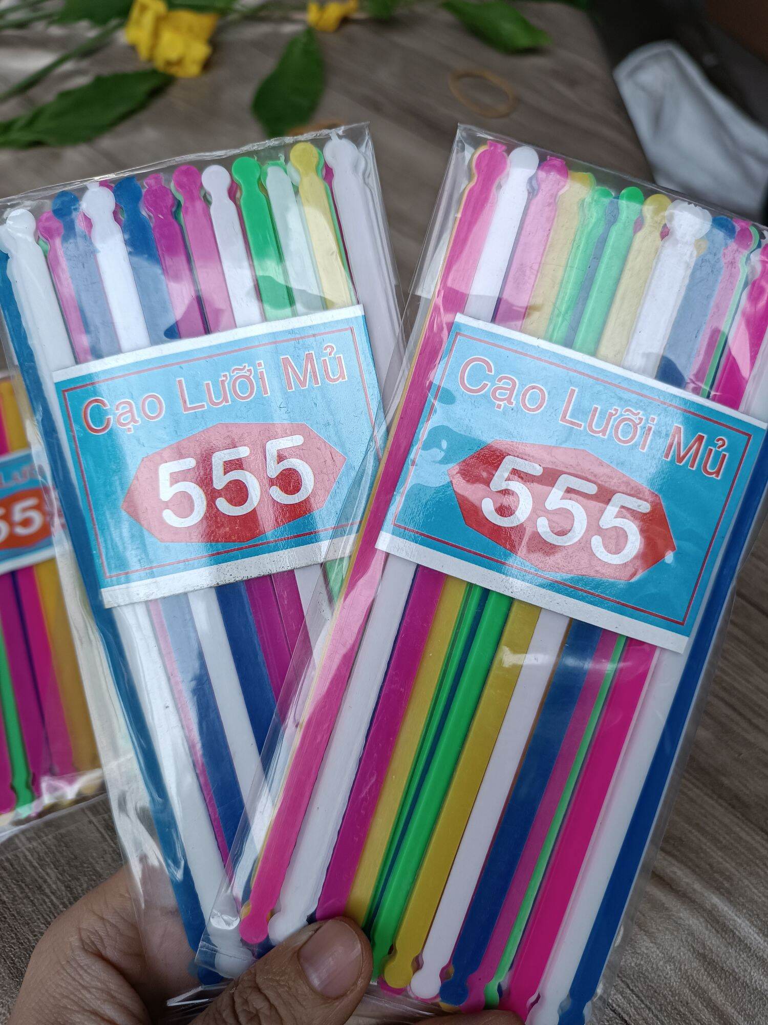 Bịch cây cạo lưỡi mũ 555 ( 1 bịch 35 cây)