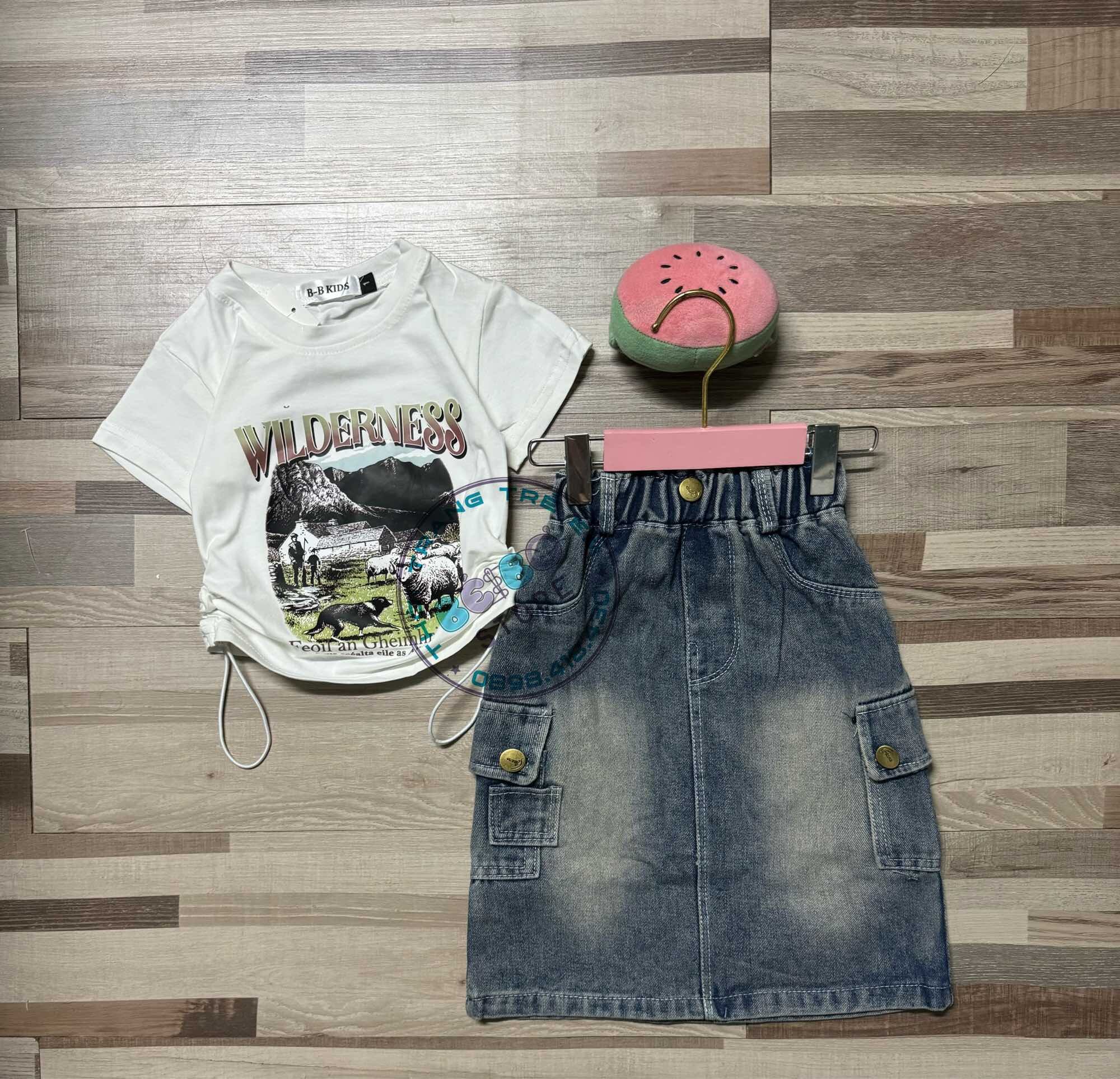 Bộ áo thun cotton wilderness rút eo và chân váy jean dáng dài năng động cho bé gái