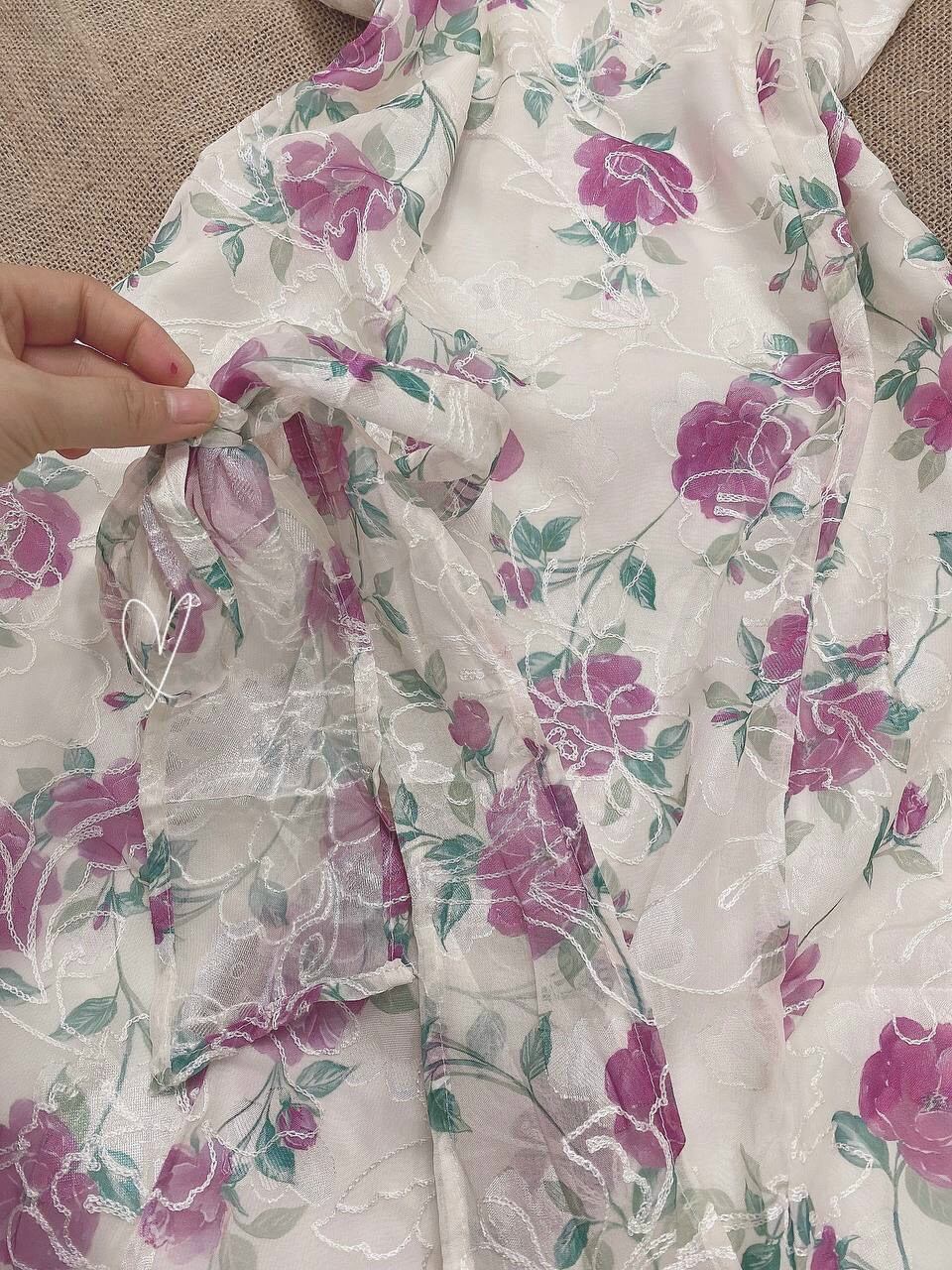 ĐẦM CỔ YẾM MIDI THÊU HOA HỒNG HỞ LƯNG(CÓ MÚT NGỰC)