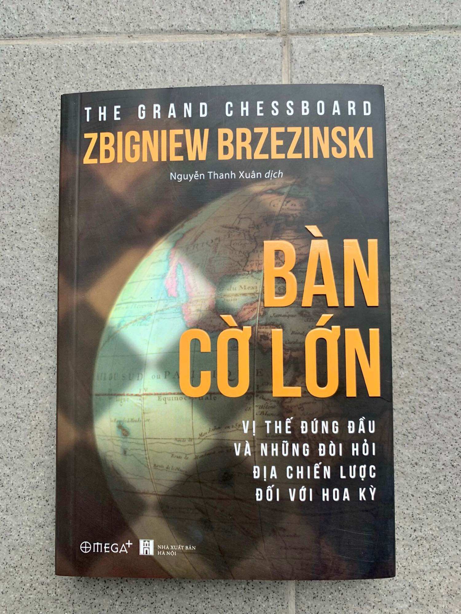 Sách - bàn cờ lớn