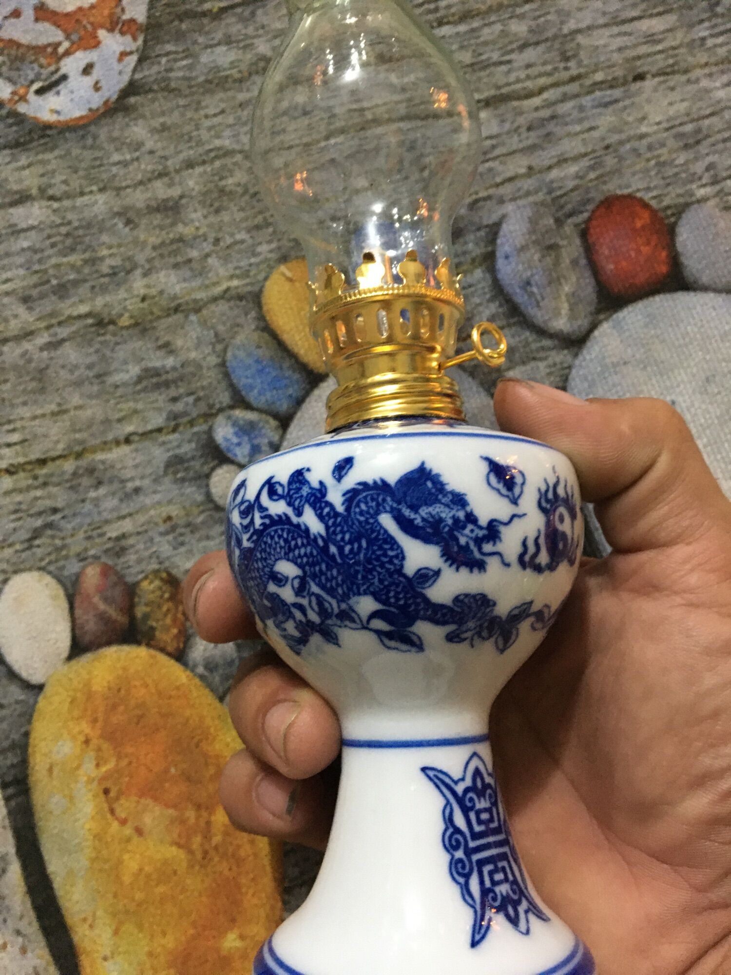 Đèn dầu sứ men lam gốm Bát Tràng dùng dầu