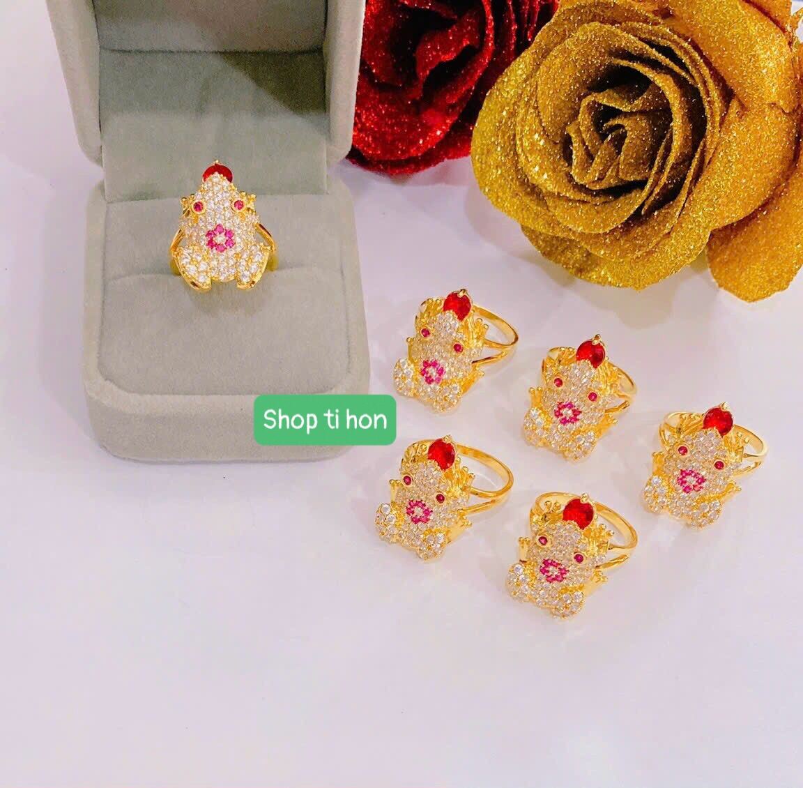 Nhẫn nữ kiểu con cóc ngậm đá đỏ mạ vàng 18k