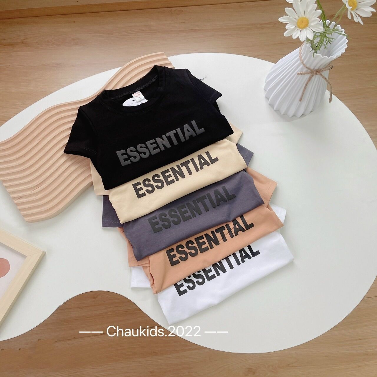 Áo thun in chữ essential cho bé