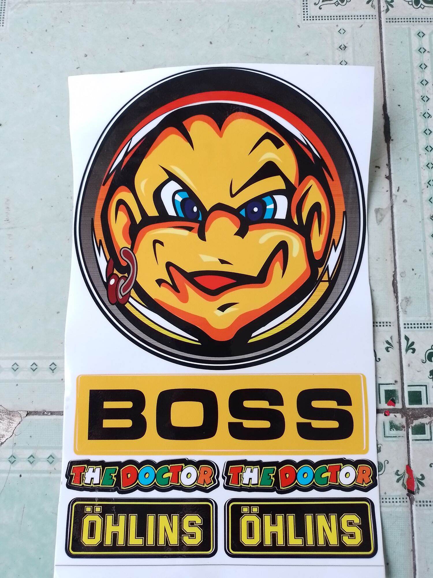 logo boss dán gầm xe , có tặng thêm logo ticker dán đầu xe
