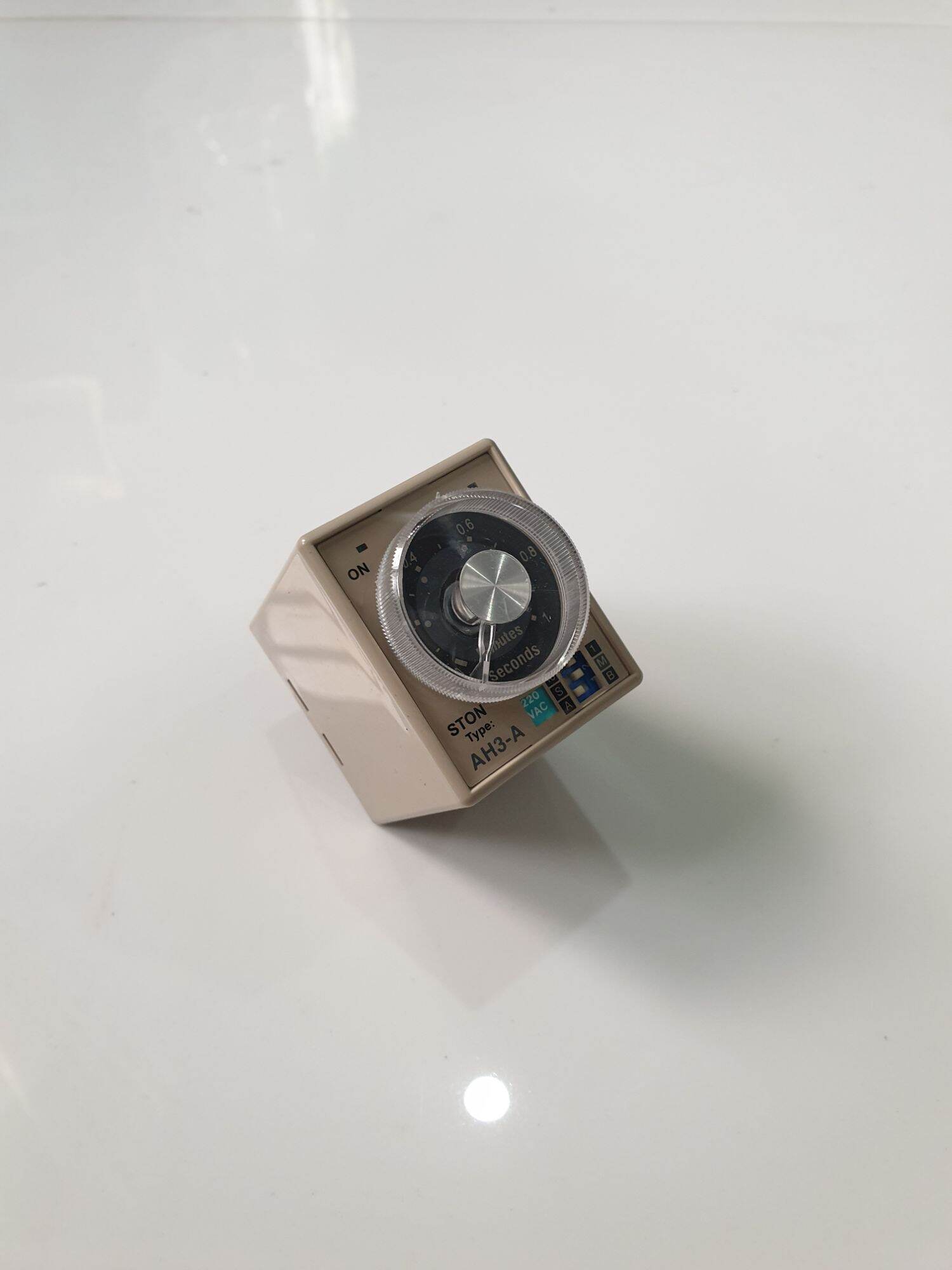 Rơle thời gian AH3 220V.