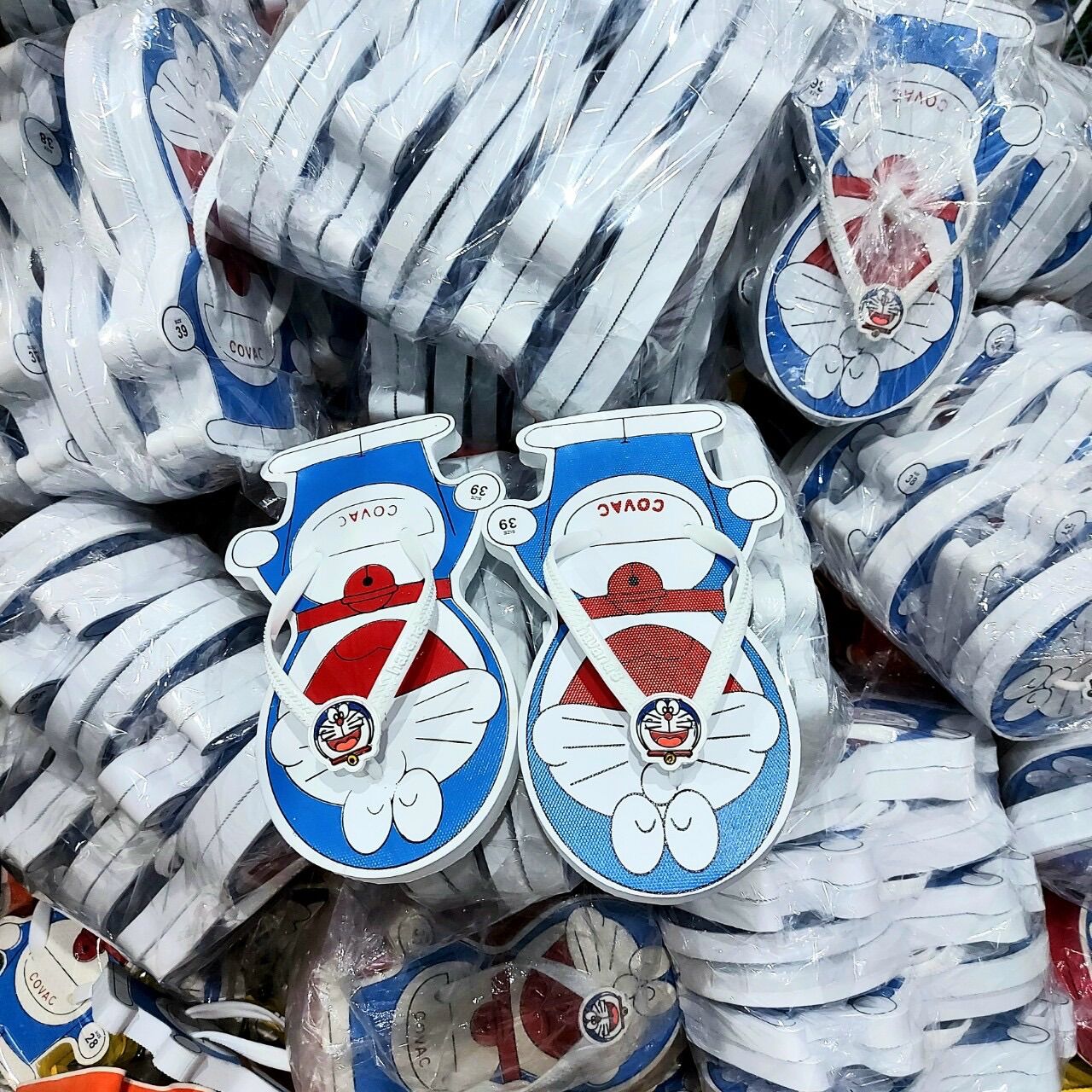 Dép doremon siêu xinh mang trong nhà
