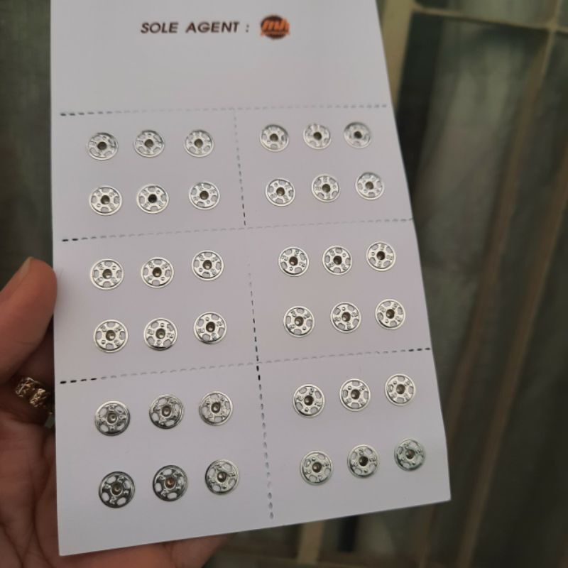 Vỉ nút bấm áo dài,áo bé (36 nút nhỏ)