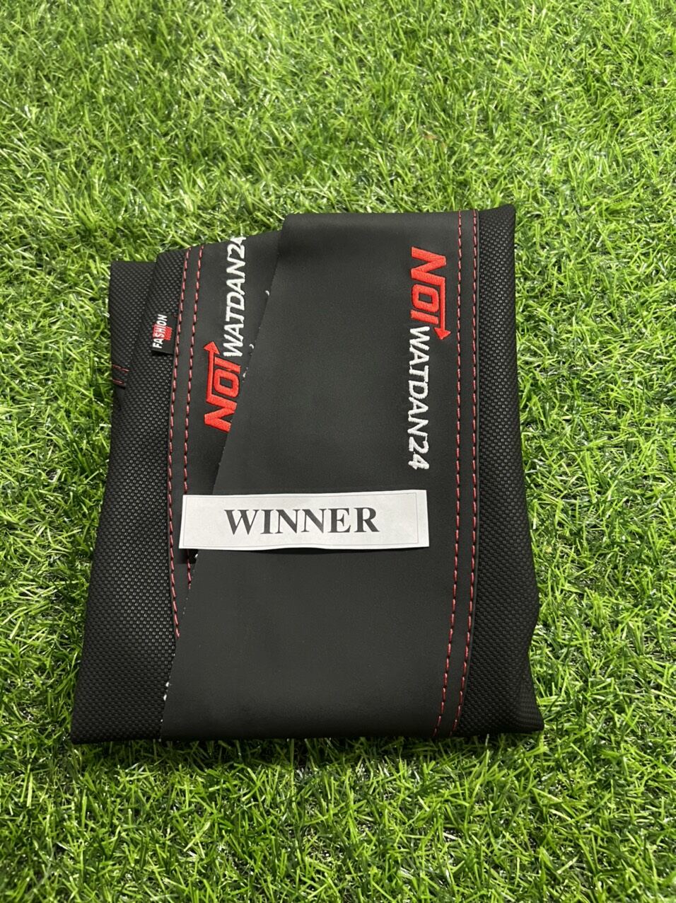 Áo yên winer v1,winer x thêu hong viền chỉ đỏ thái mịn