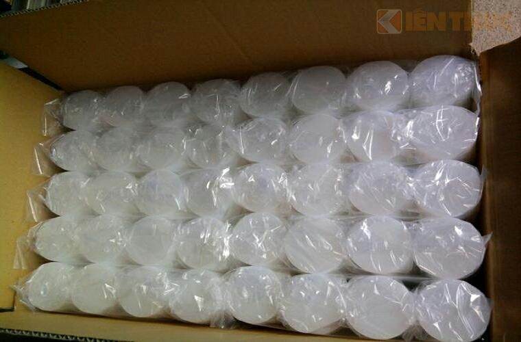 [HCM] 1kg cồn khô loại 1, viên tròn, trong suốt, đóng gói trong bao bì nhựa, đặt trên lá cây xanh, nền gỗ.