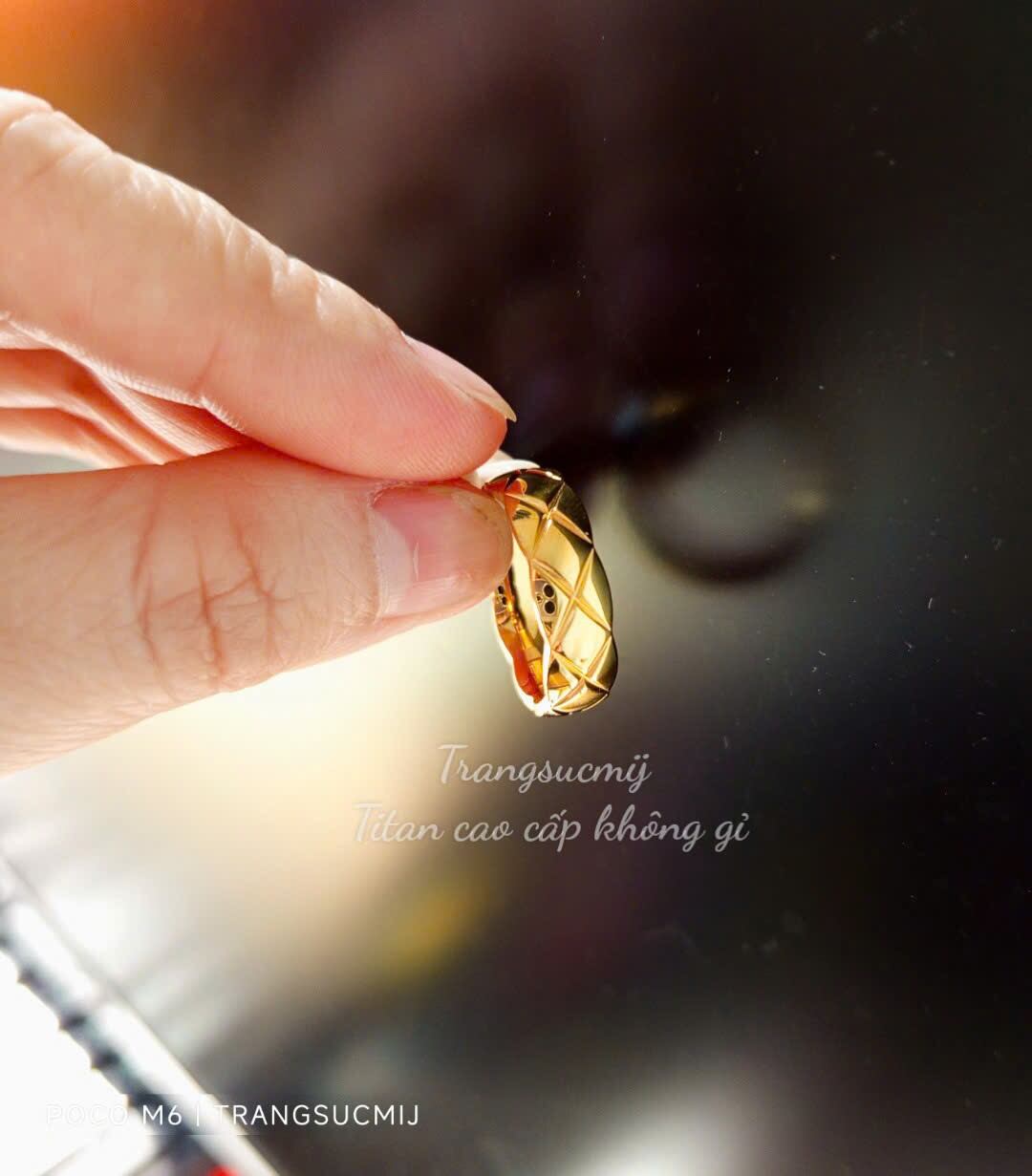 NHẪN TITAN MẠ VÀNG KIỂU BẢN TO