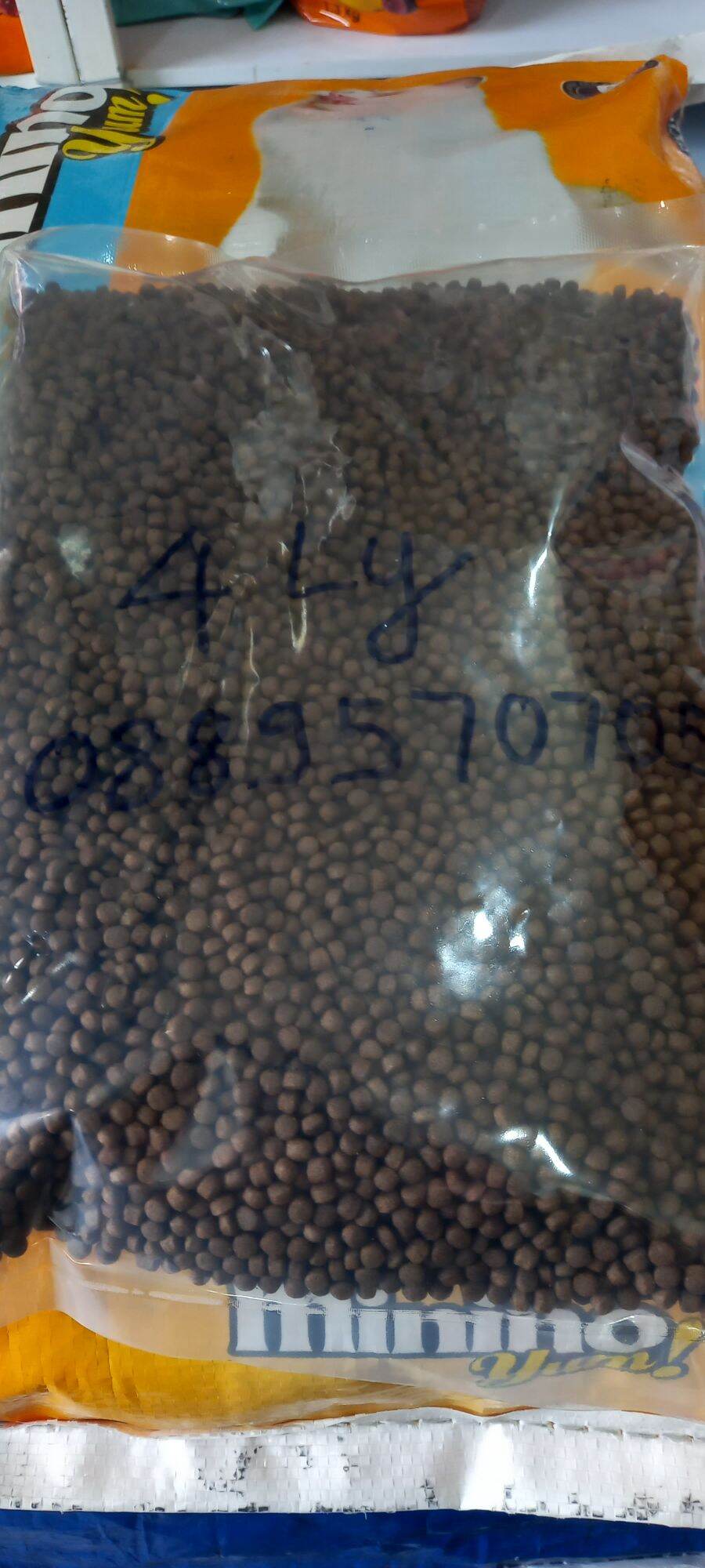 1 kg thức ăn cá 4 ly, 35% protein, cho cá koi, cá kiểng...