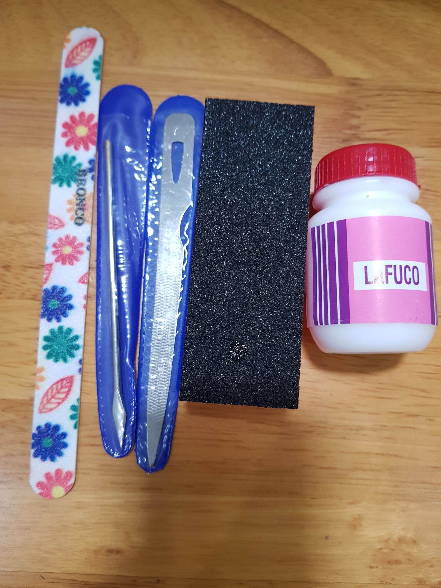 Set làm móng. 1 dũa + 2 cây lấy khóe + 1 mềm da + 1 chà móng